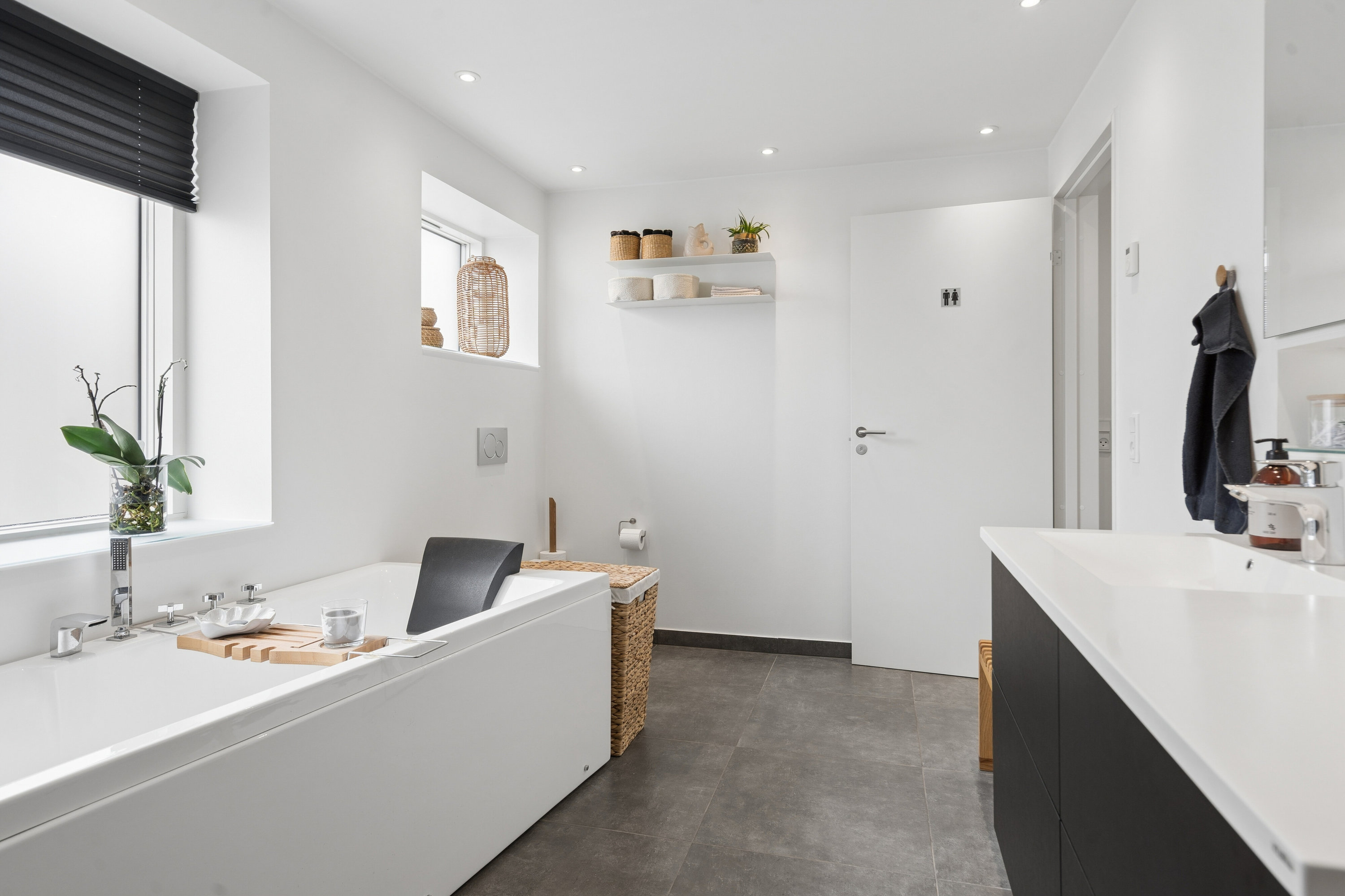 Fremhævet badeværelse billede i fuldskærmstilstand. Billede af Toftevej 1, 6040 Egtved