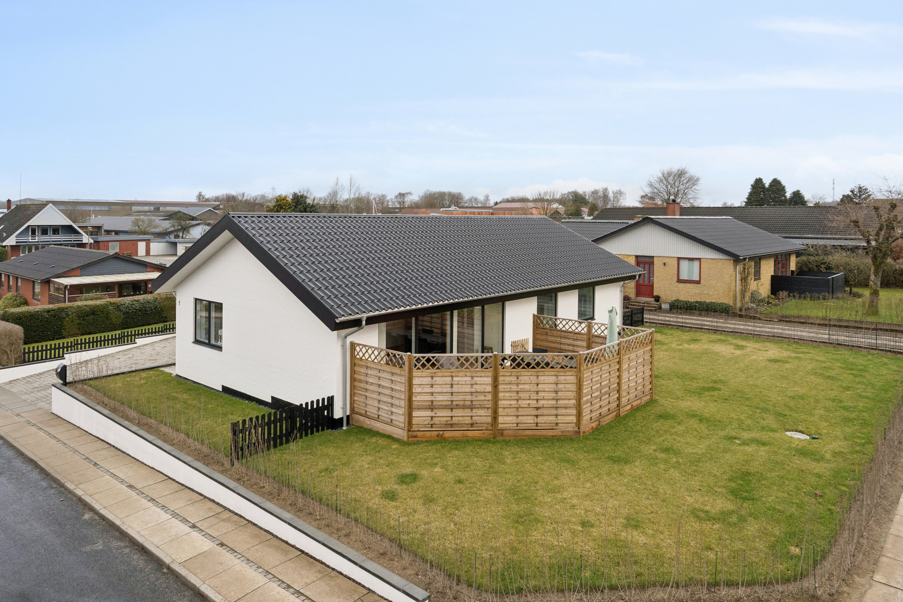 Miniaturebillede 1: set fra vejen. Billede af Toftevej 1, 6040 Egtved