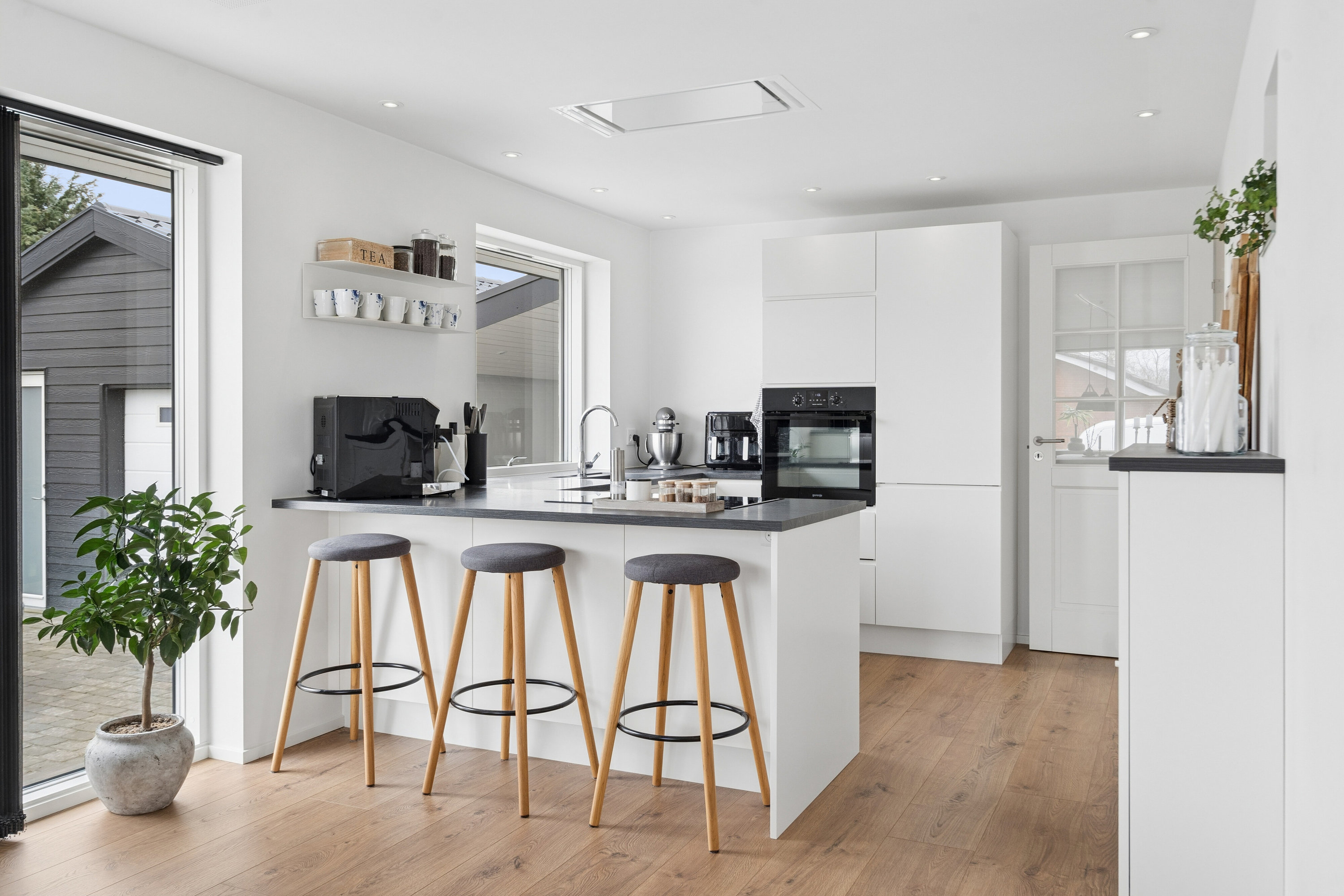 Fremhævet køkken billede i fuldskærmstilstand. Billede af Toftevej 1, 6040 Egtved