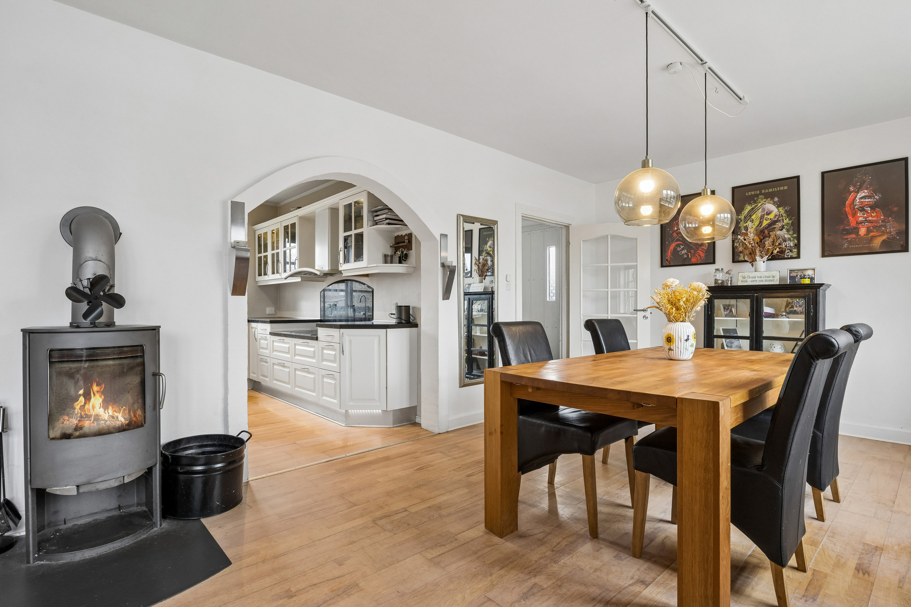 Fremhævet stue billede i fuldskærmstilstand. Billede af Søndergade 20, Kirke Helsinge, 4281 Gørlev