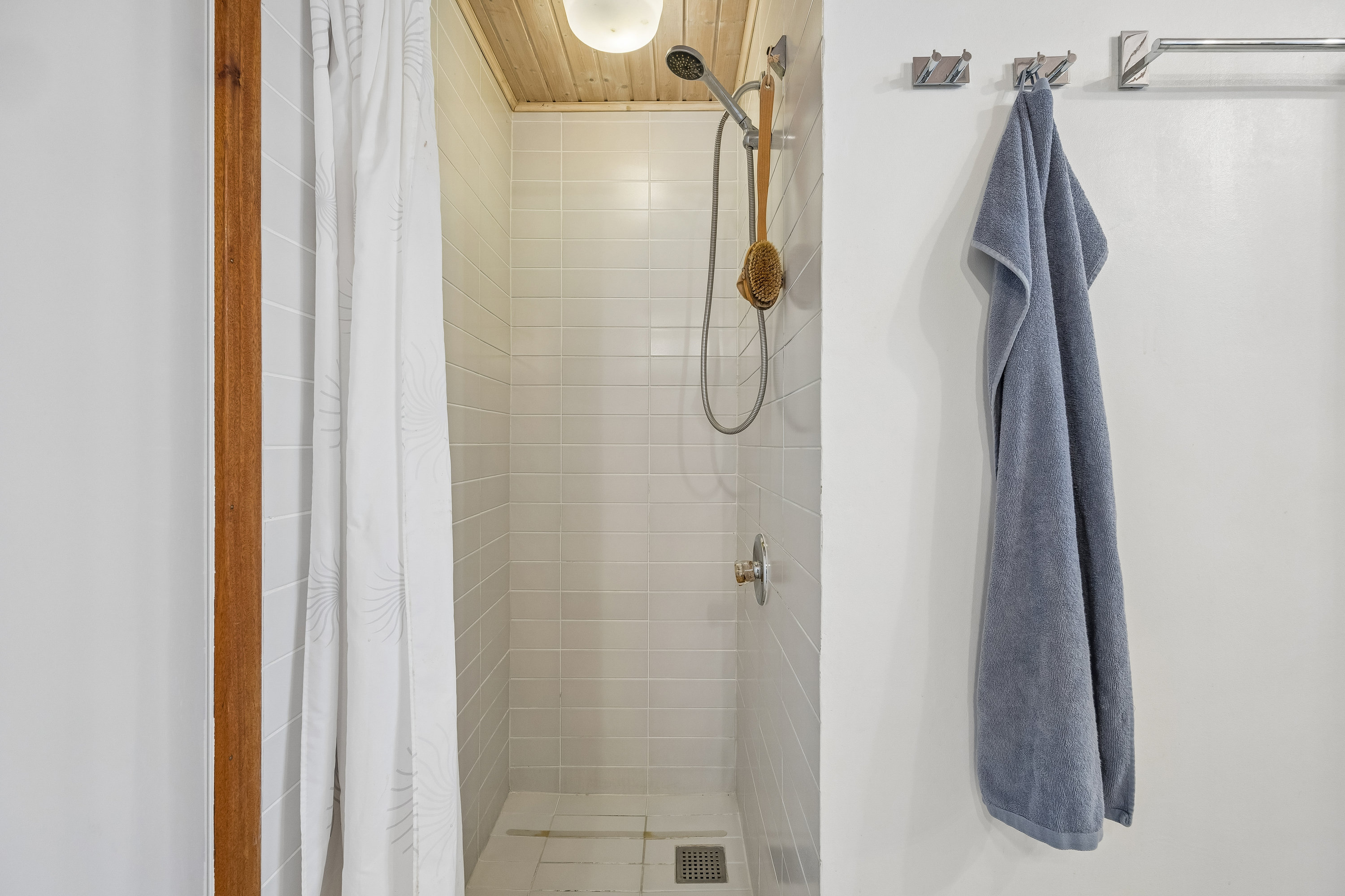 Fremhævet badeværelse billede i fuldskærmstilstand. Billede af Rugvænget 14, 4270 Høng