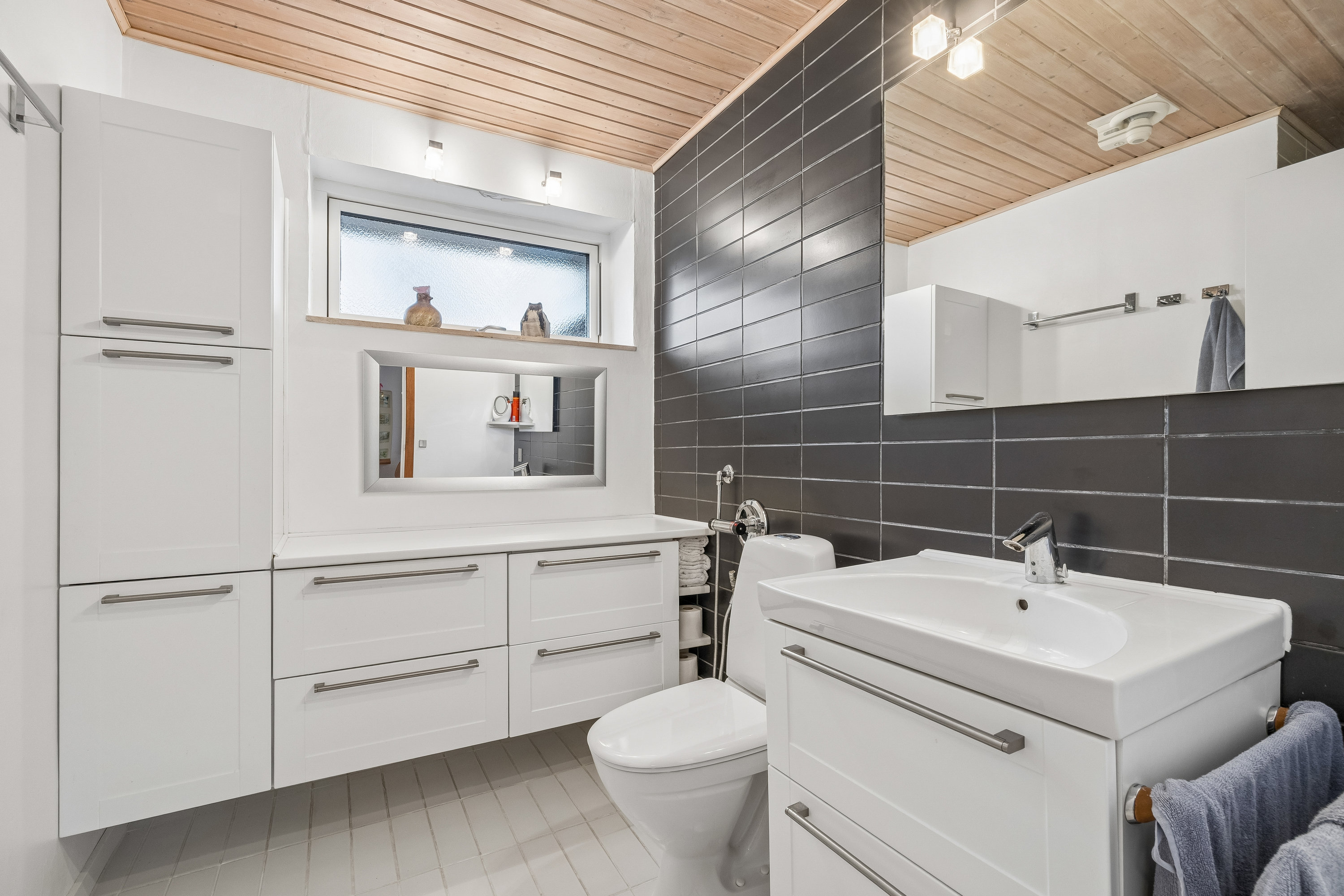 Fremhævet badeværelse billede i fuldskærmstilstand. Billede af Rugvænget 14, 4270 Høng