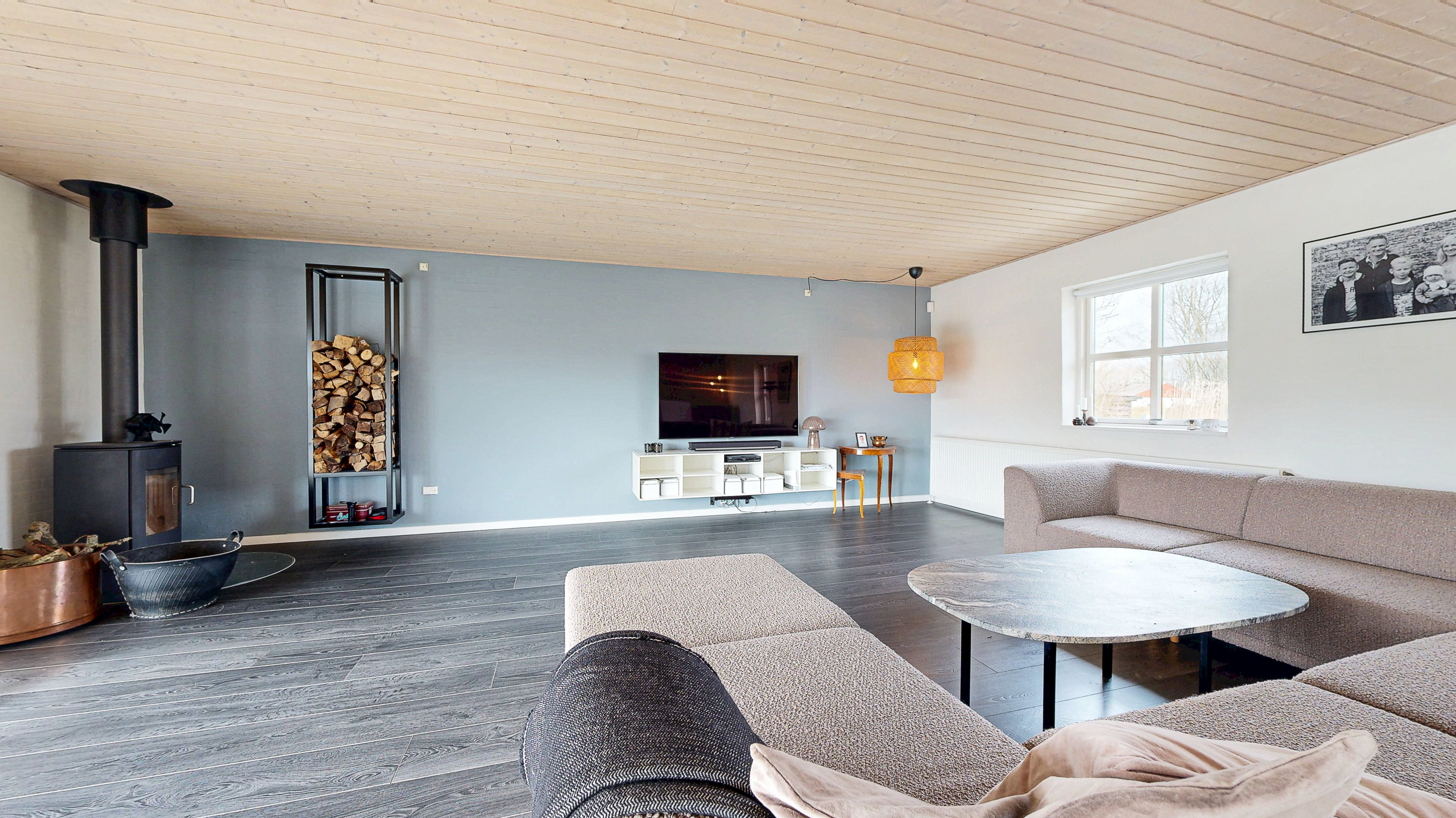 Fremhævet stue billede i fuldskærmstilstand. Billede af Solbakken 4, Mønsted, 8800 Viborg