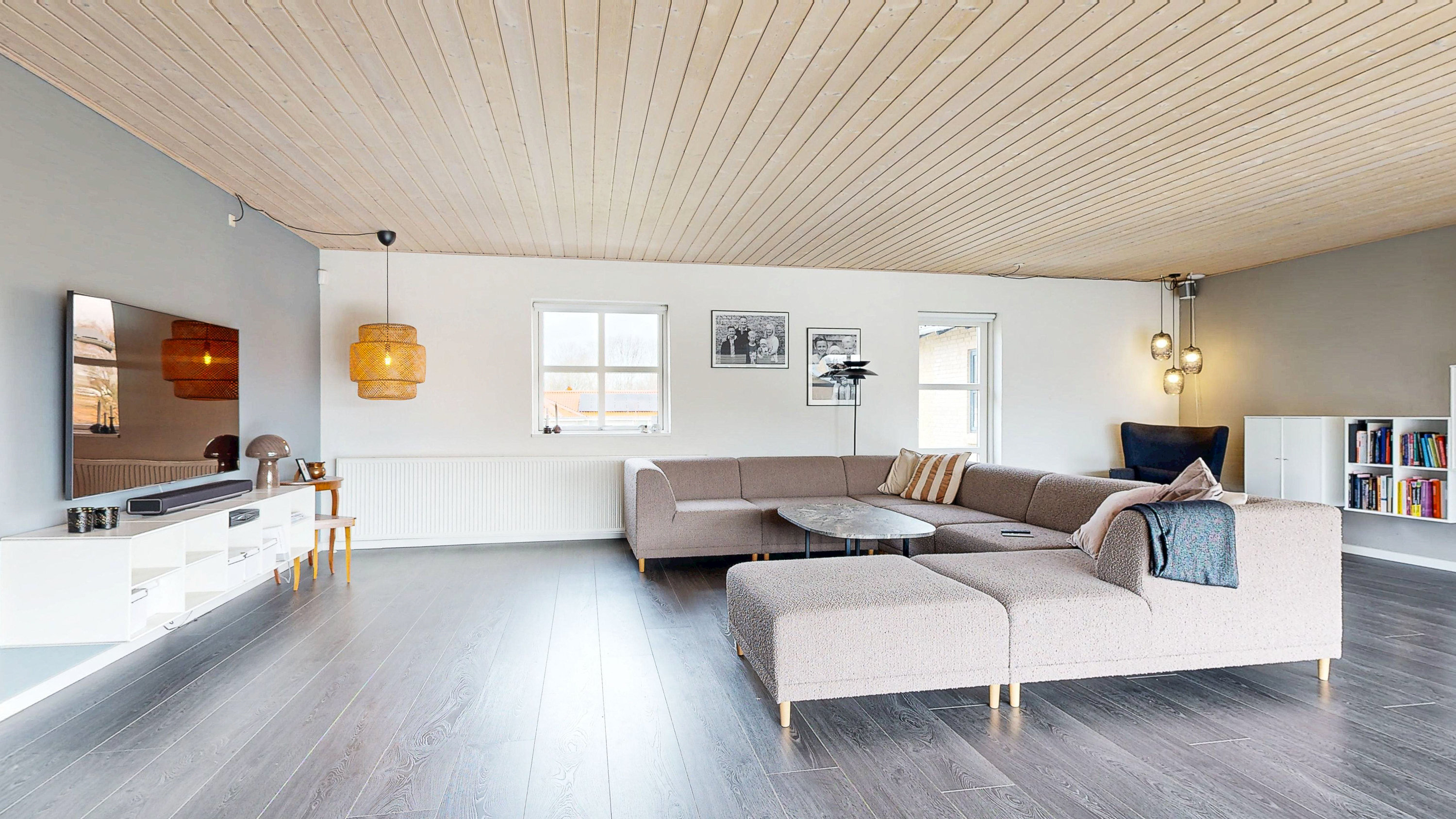 Fremhævet stue billede i fuldskærmstilstand. Billede af Solbakken 4, Mønsted, 8800 Viborg