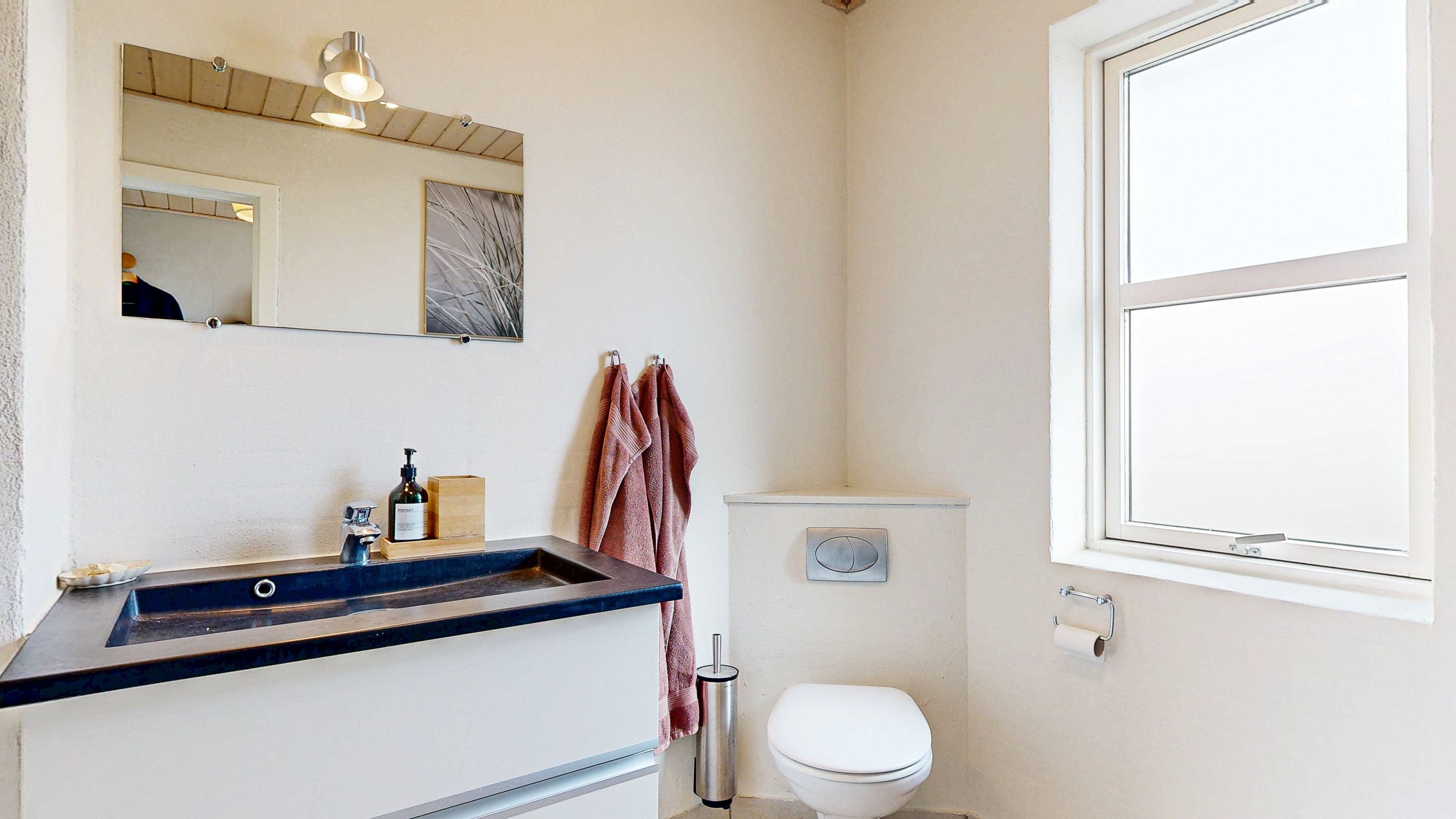 Fremhævet badeværelse billede i fuldskærmstilstand. Billede af Solbakken 4, Mønsted, 8800 Viborg