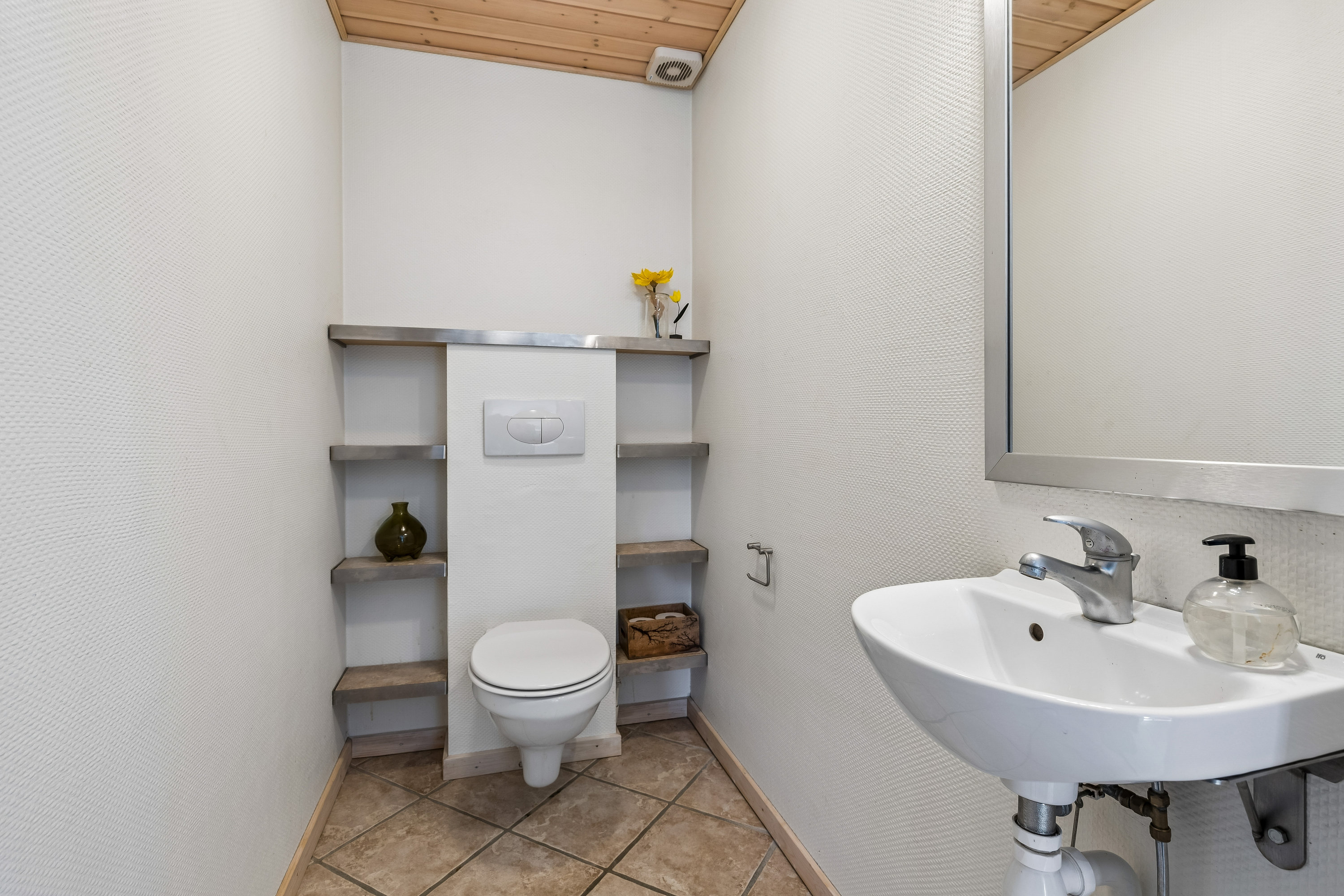 Fremhævet toilet billede i fuldskærmstilstand. Billede af Enggade 3, 8723 Løsning