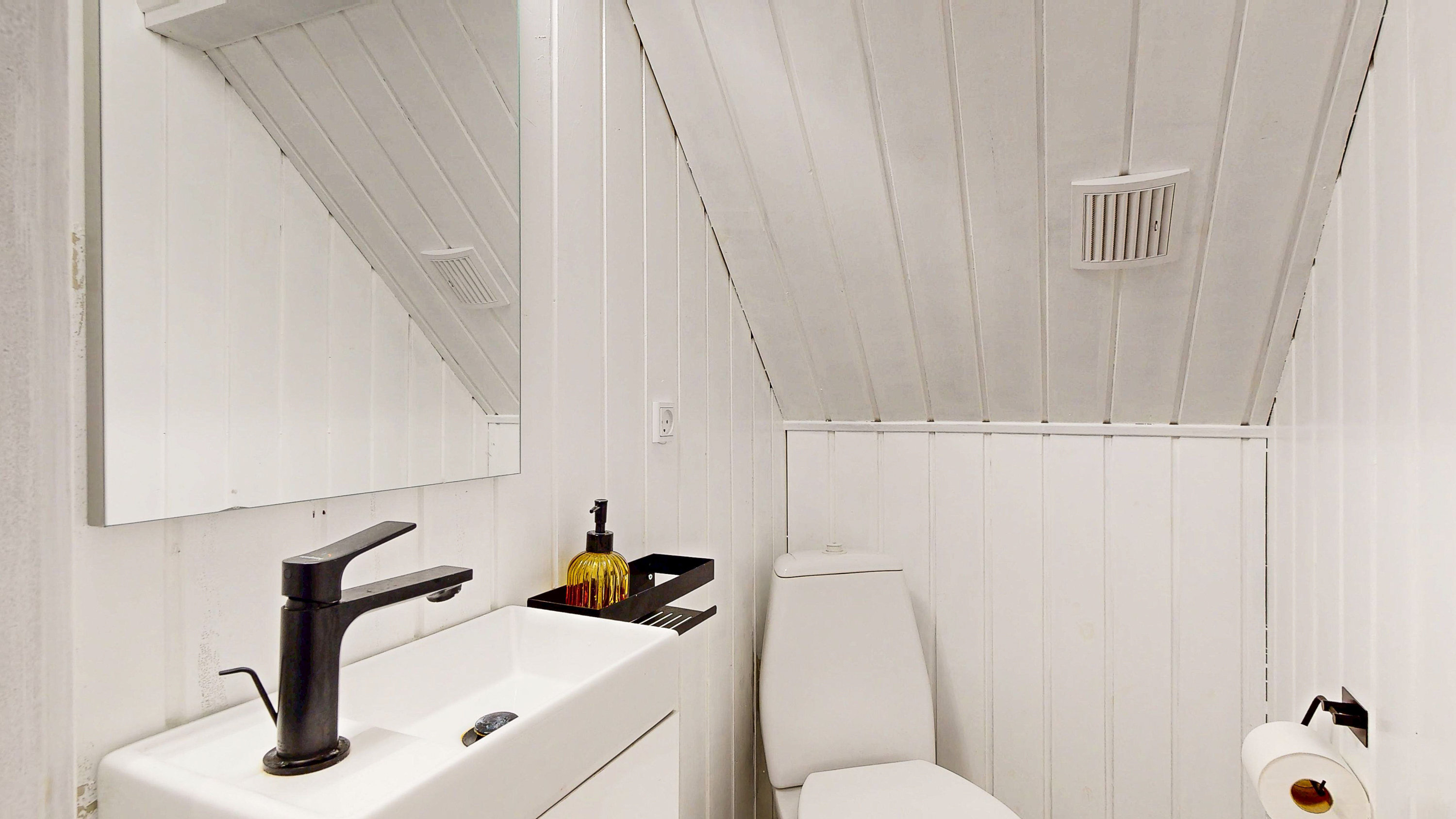 Fremhævet toilet billede i fuldskærmstilstand. Billede af Sdr. Rind Vej 52, 8800 Viborg