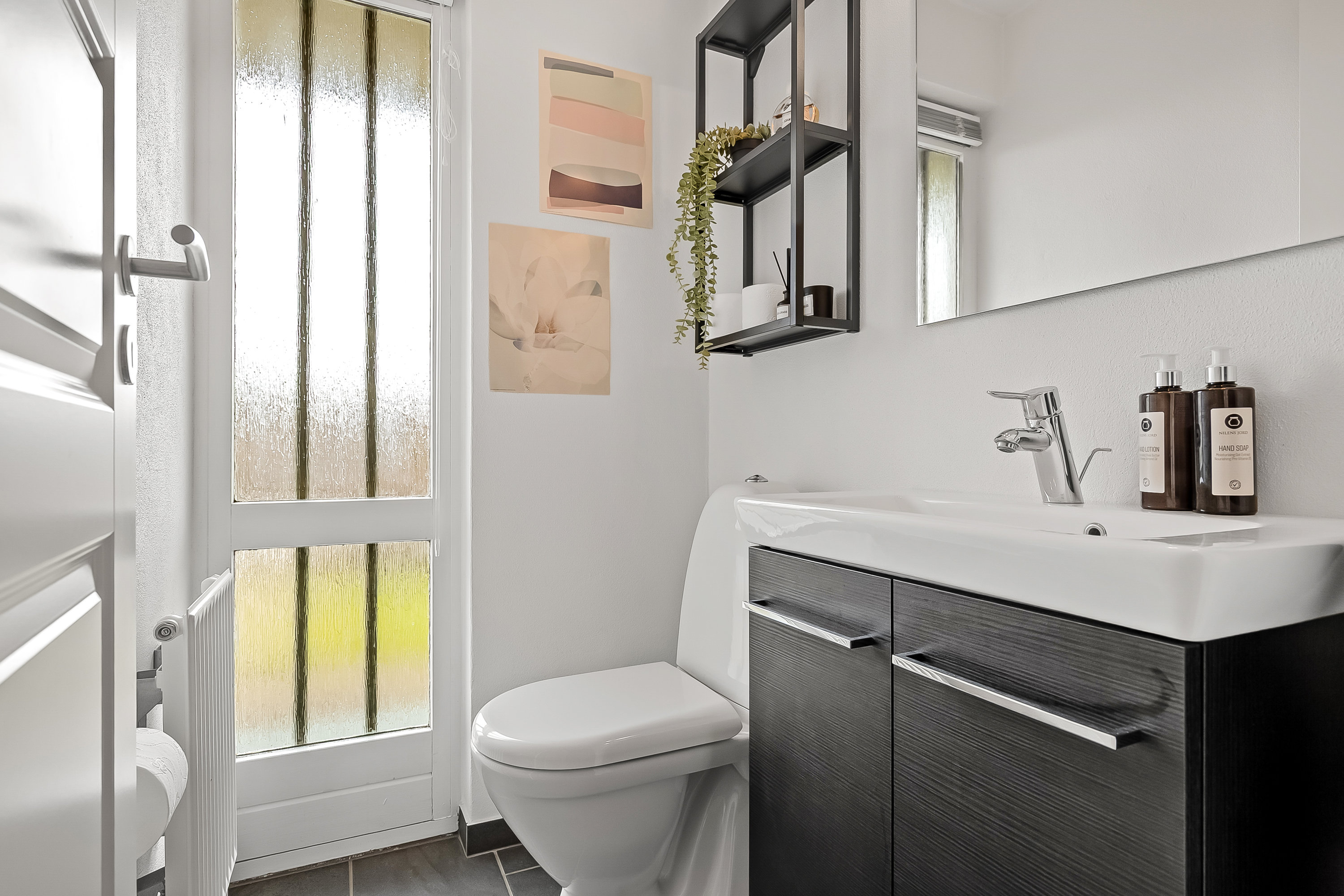 Fremhævet gæstetoilet billede i fuldskærmstilstand. Billede af Musvitvej 27, 7100 Vejle