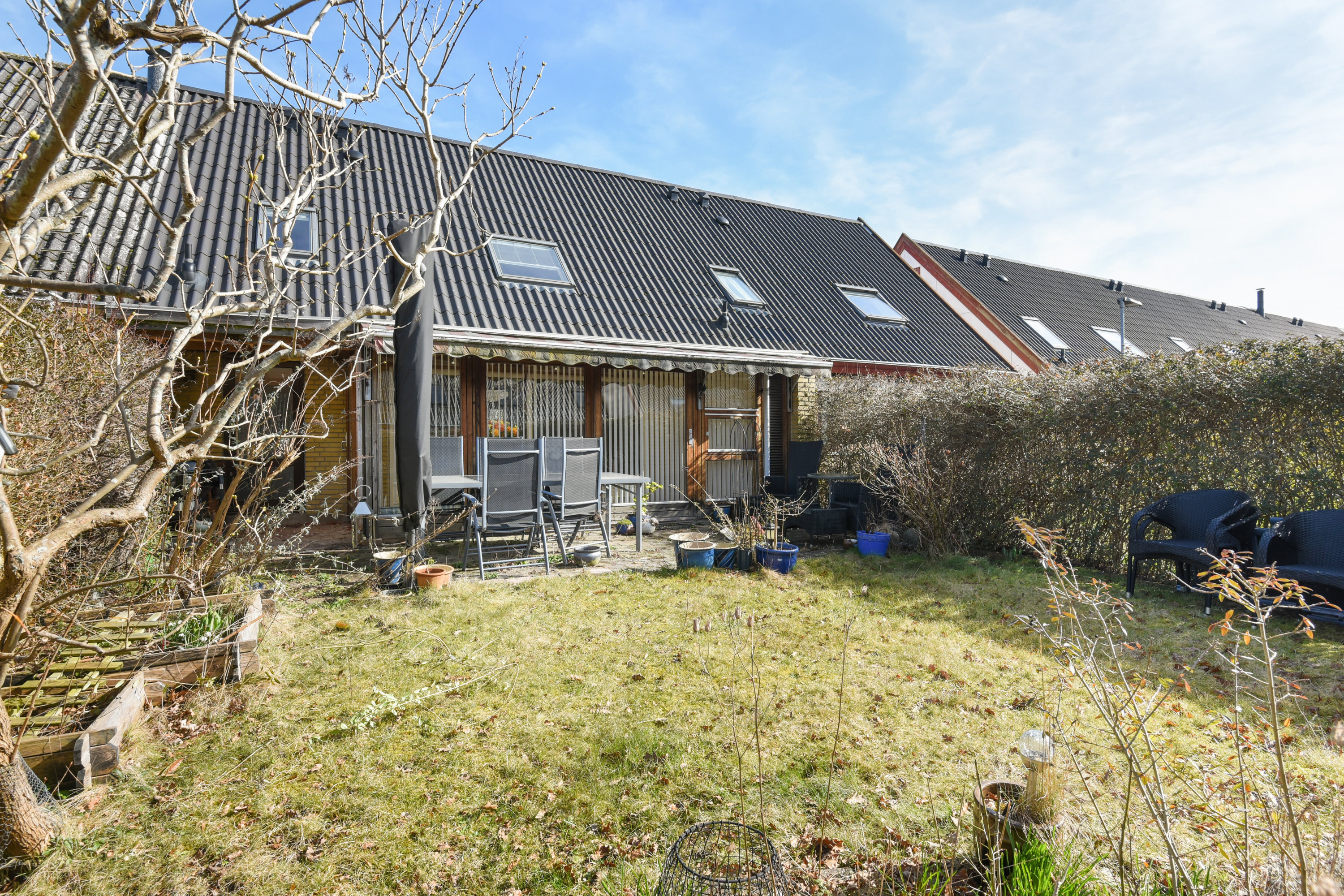 Fremhævet facade billede i fuldskærmstilstand. Billede af Engvænget 29, 2650 Hvidovre