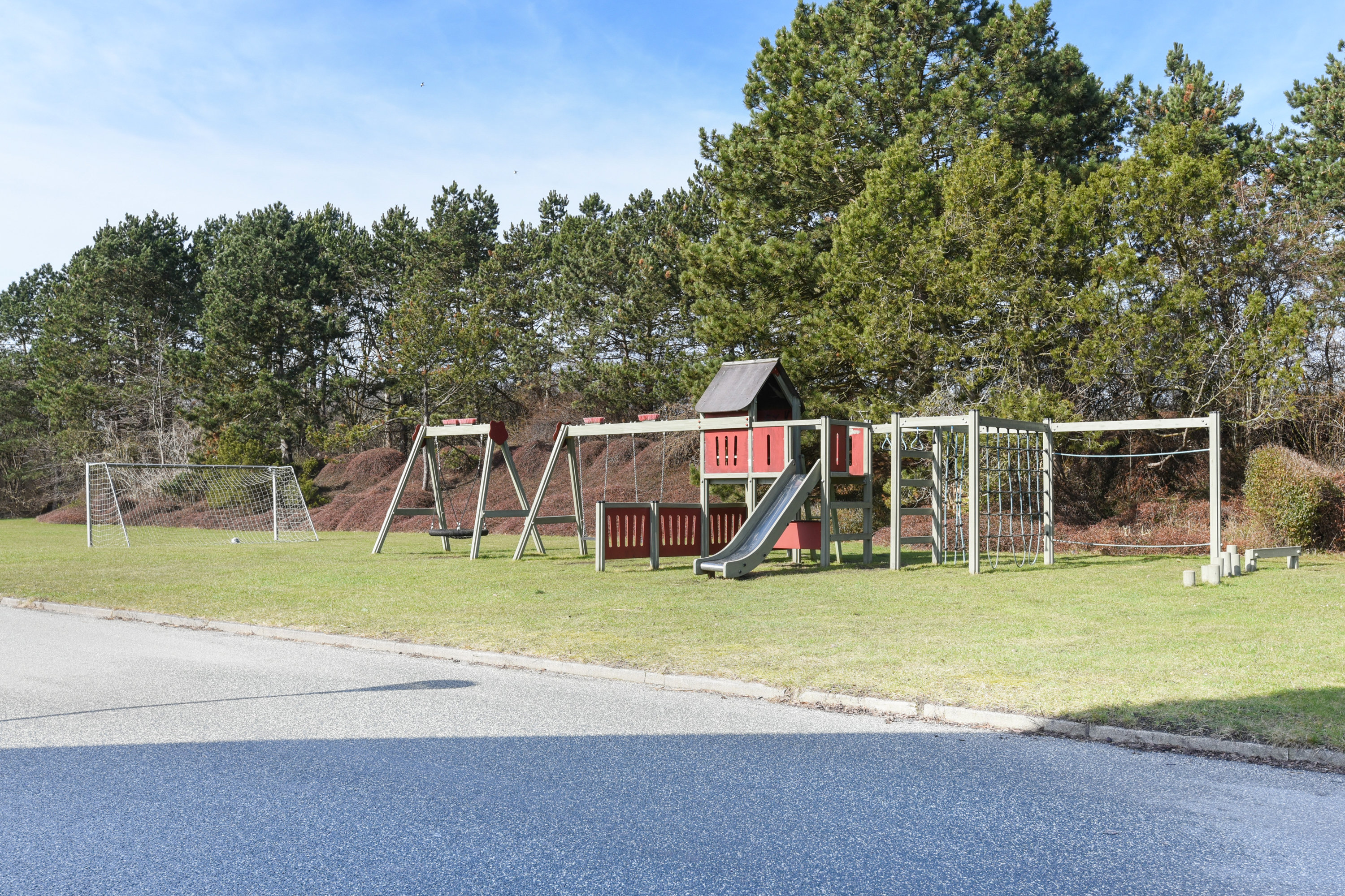 Fremhævet facade billede i fuldskærmstilstand. Billede af Engvænget 29, 2650 Hvidovre