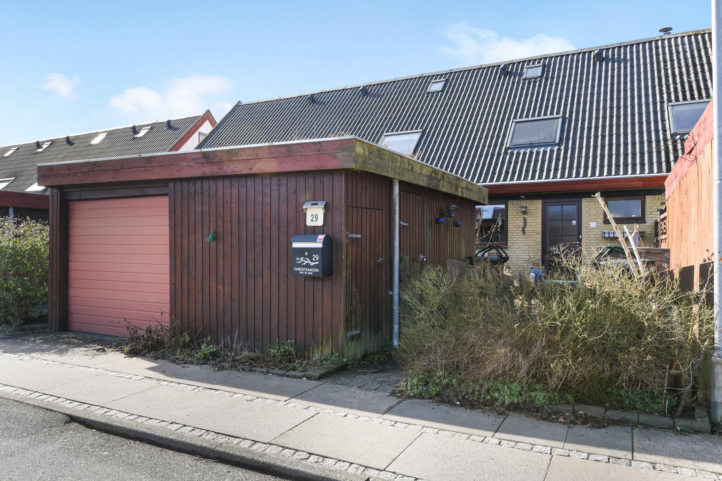 Fremhævet facade billede i fuldskærmstilstand. Billede af Engvænget 29, 2650 Hvidovre