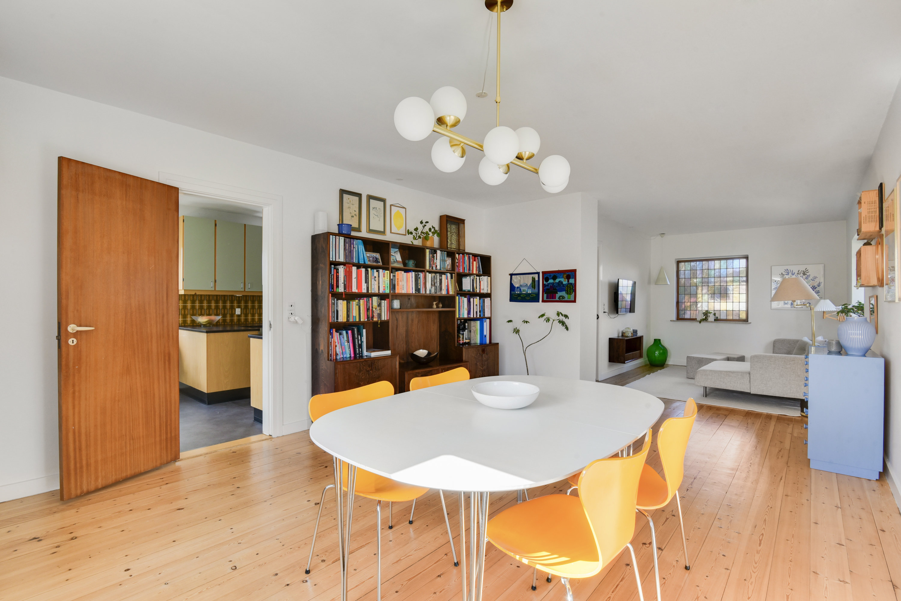 Fremhævet stue billede i fuldskærmstilstand. Billede af Voldgårdsvej 1, 2650 Hvidovre