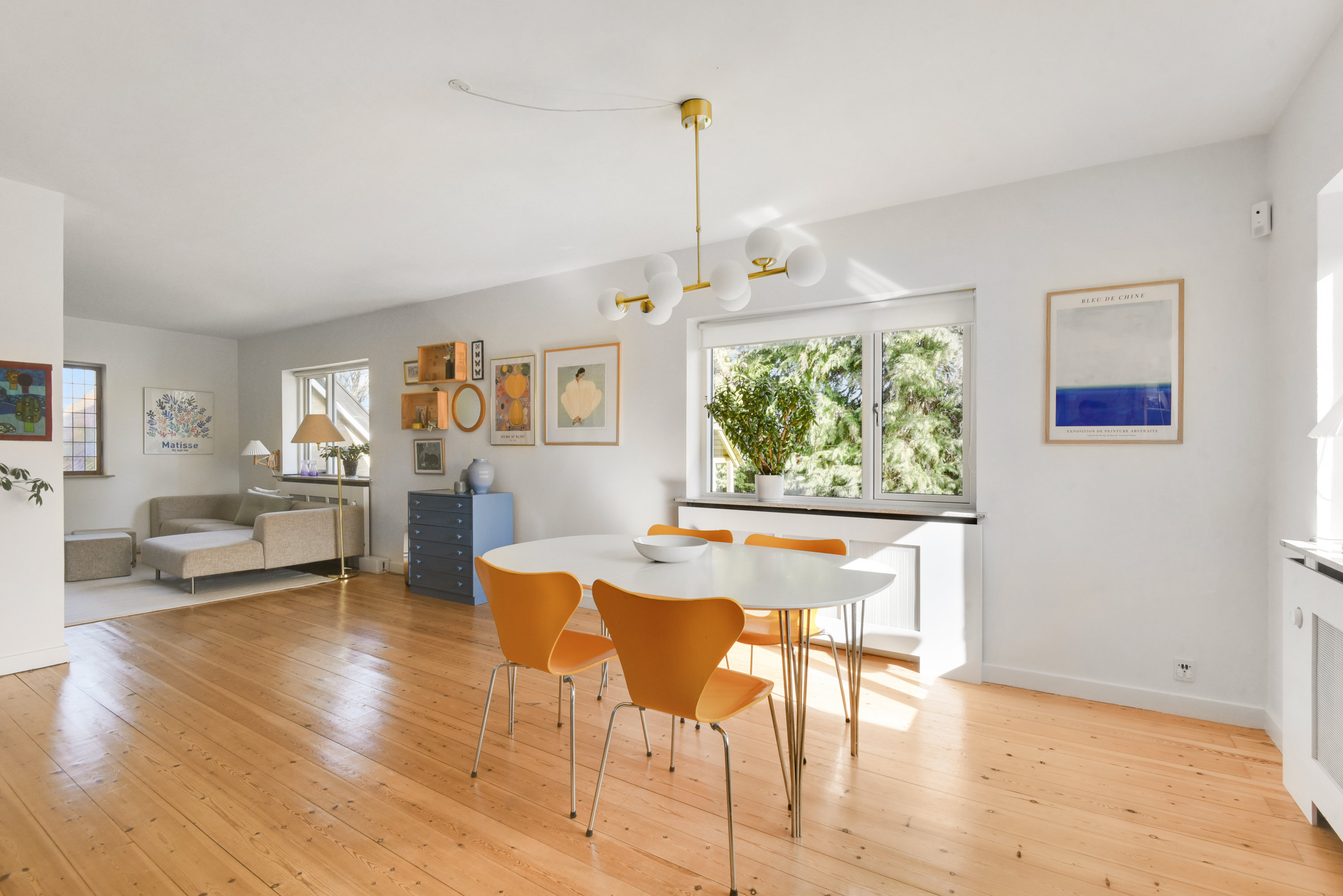 Fremhævet stue billede i fuldskærmstilstand. Billede af Voldgårdsvej 1, 2650 Hvidovre