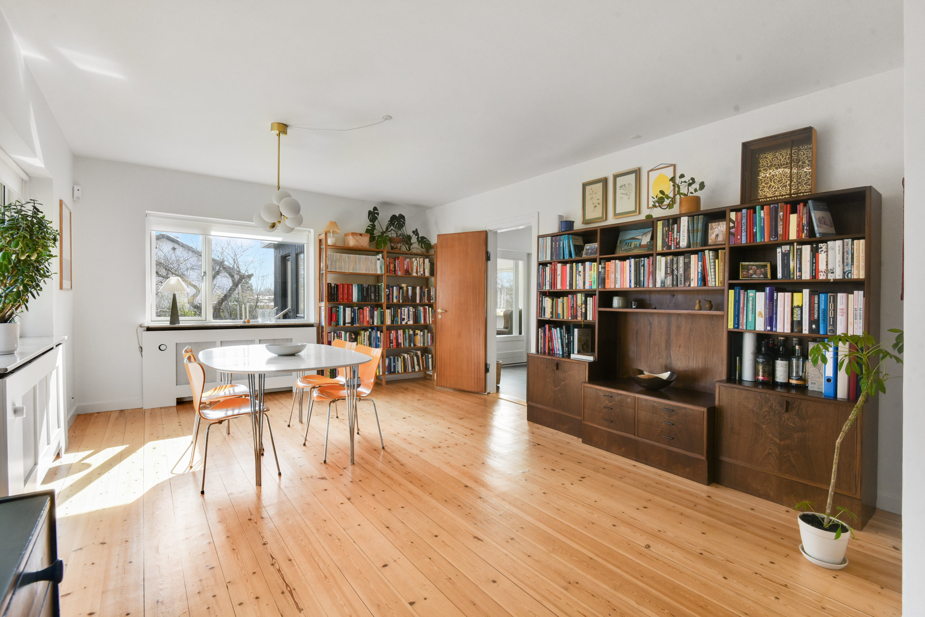 Fremhævet stue billede i fuldskærmstilstand. Billede af Voldgårdsvej 1, 2650 Hvidovre