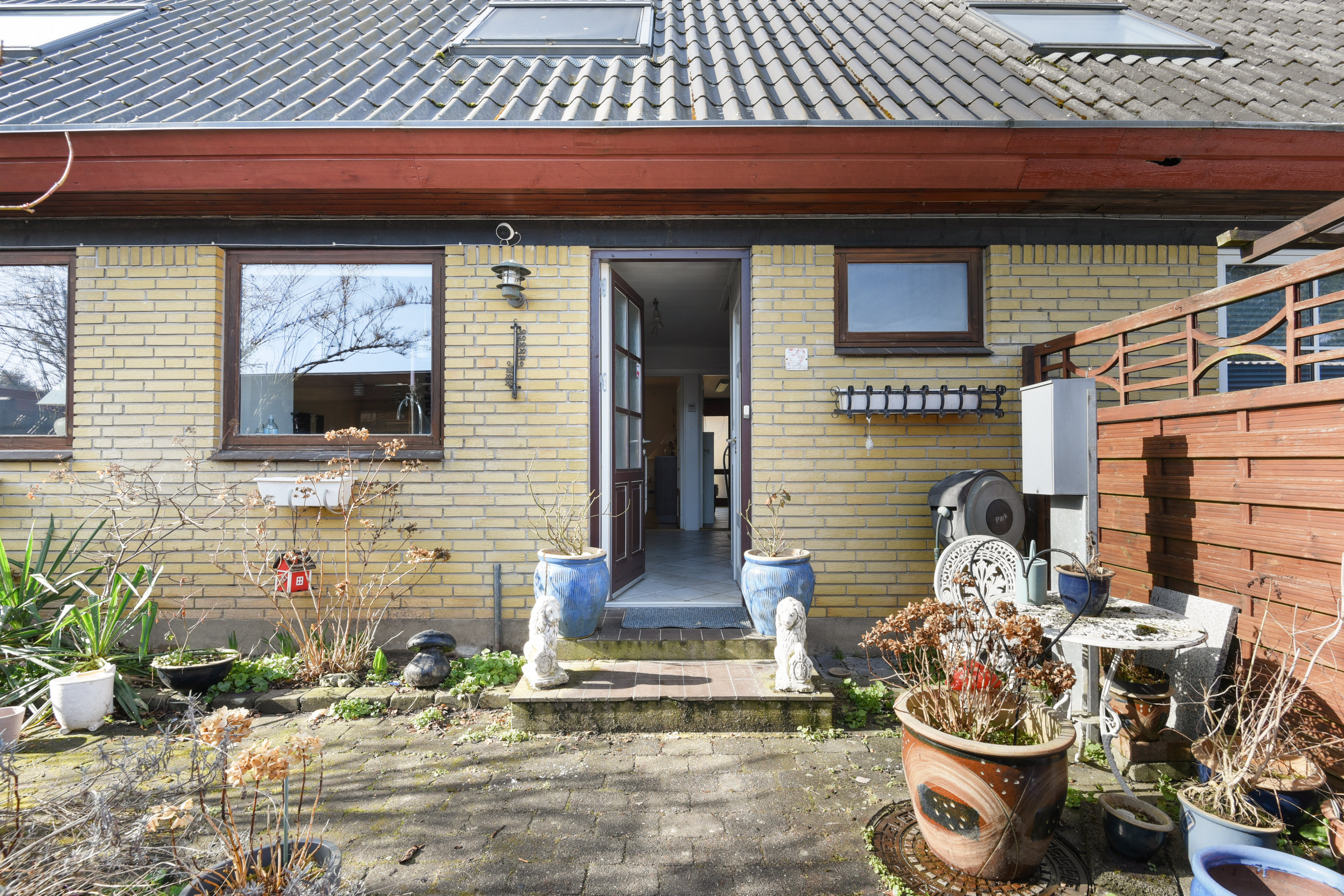 Fremhævet facade billede i fuldskærmstilstand. Billede af Engvænget 29, 2650 Hvidovre