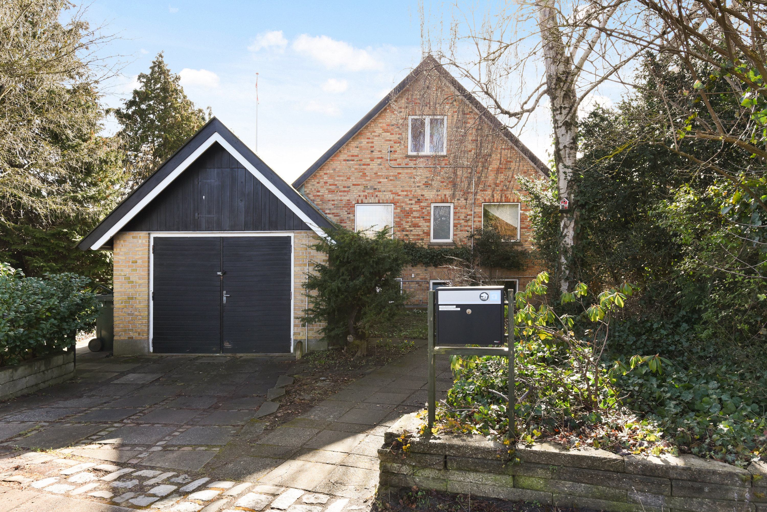 Fremhævet facade billede i fuldskærmstilstand. Billede af Voldgårdsvej 1, 2650 Hvidovre