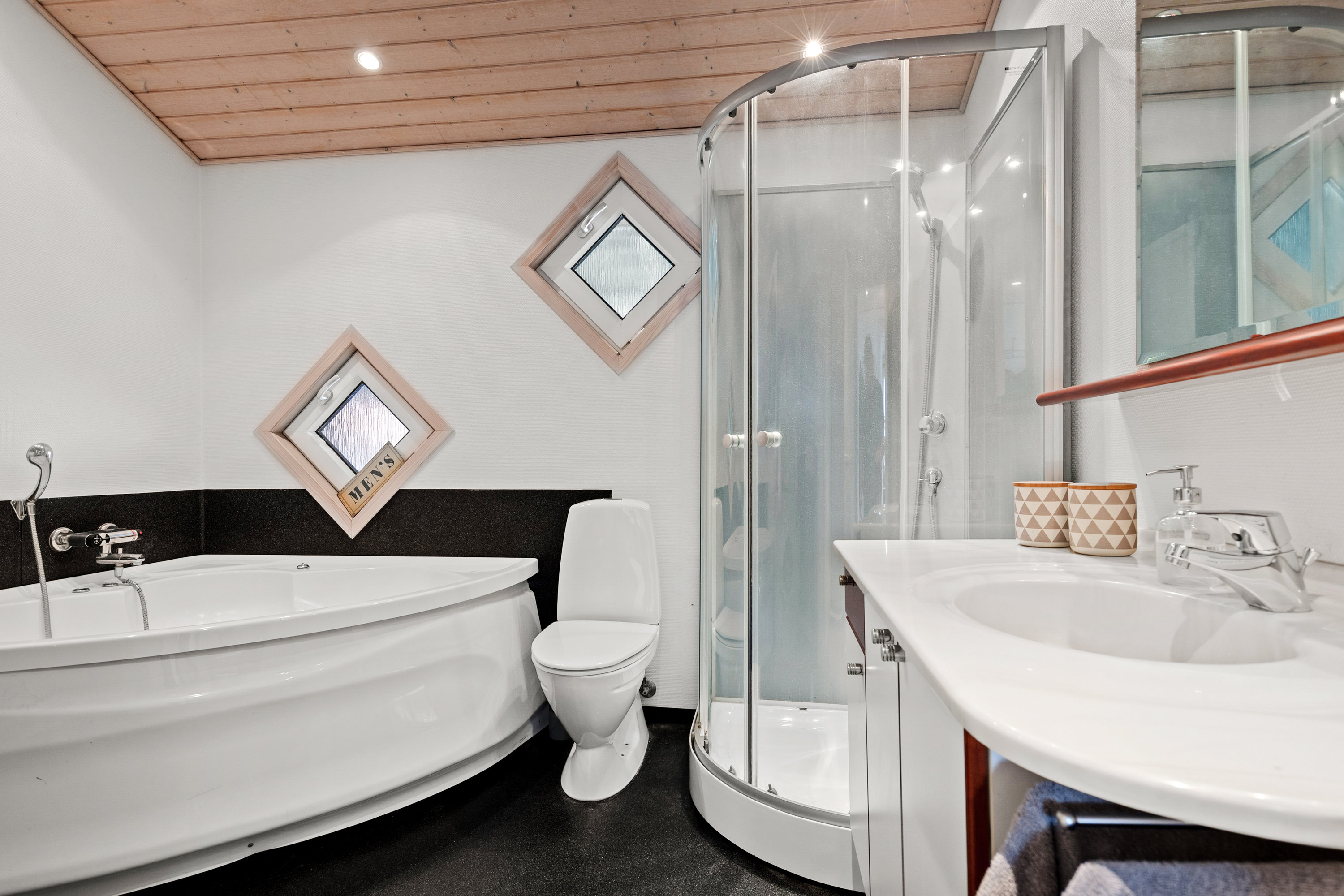 Fremhævet badeværelse billede i fuldskærmstilstand. Billede af Binderup Strandpark 64, Binderup, 6091 Bjert