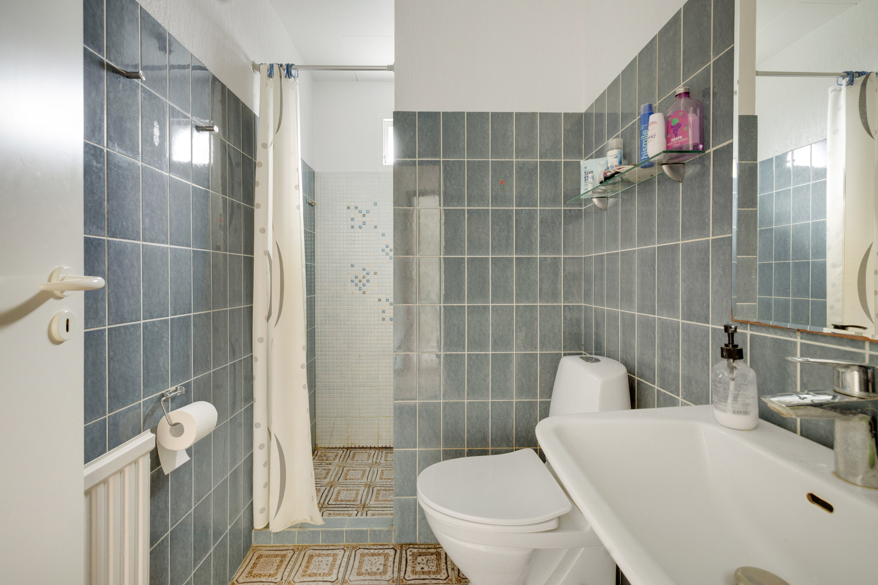 Fremhævet badeværelse billede i fuldskærmstilstand. Billede af Bueparken 32, 2750 Ballerup