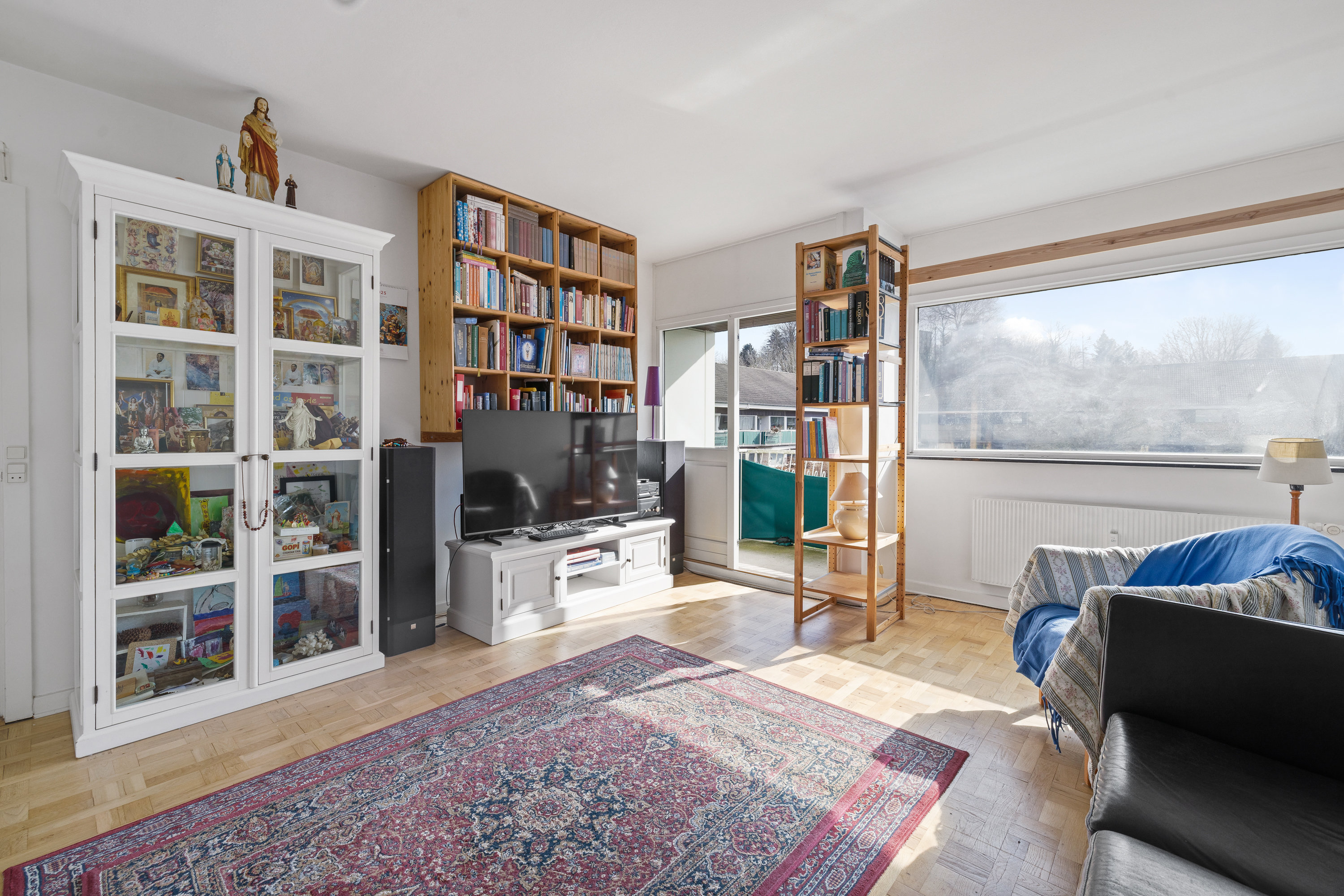 Fremhævet stue billede i fuldskærmstilstand. Billede af Vandtårnsvej 3, 1. 63., 3460 Birkerød