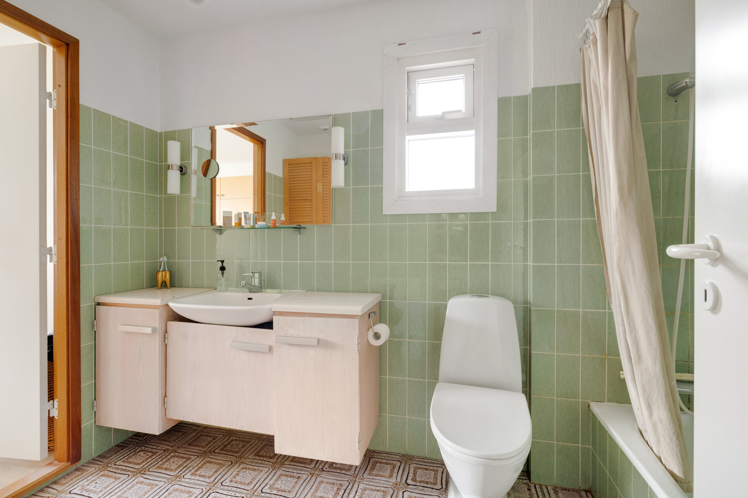 Fremhævet toilet billede i fuldskærmstilstand. Billede af Bueparken 32, 2750 Ballerup