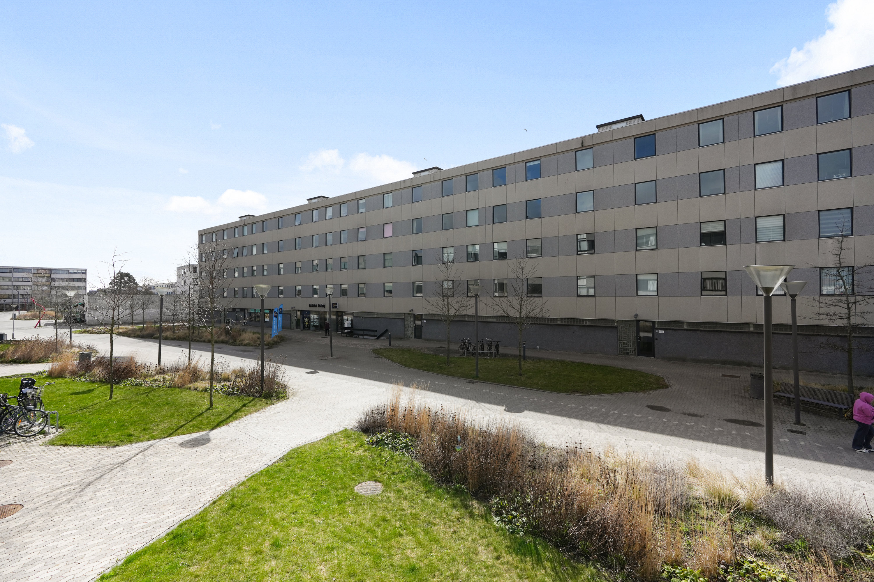 Fremhævet gårdmiljø billede i fuldskærmstilstand. Billede af Vejlebrovej 72, 3. 2., 2635 Ishøj