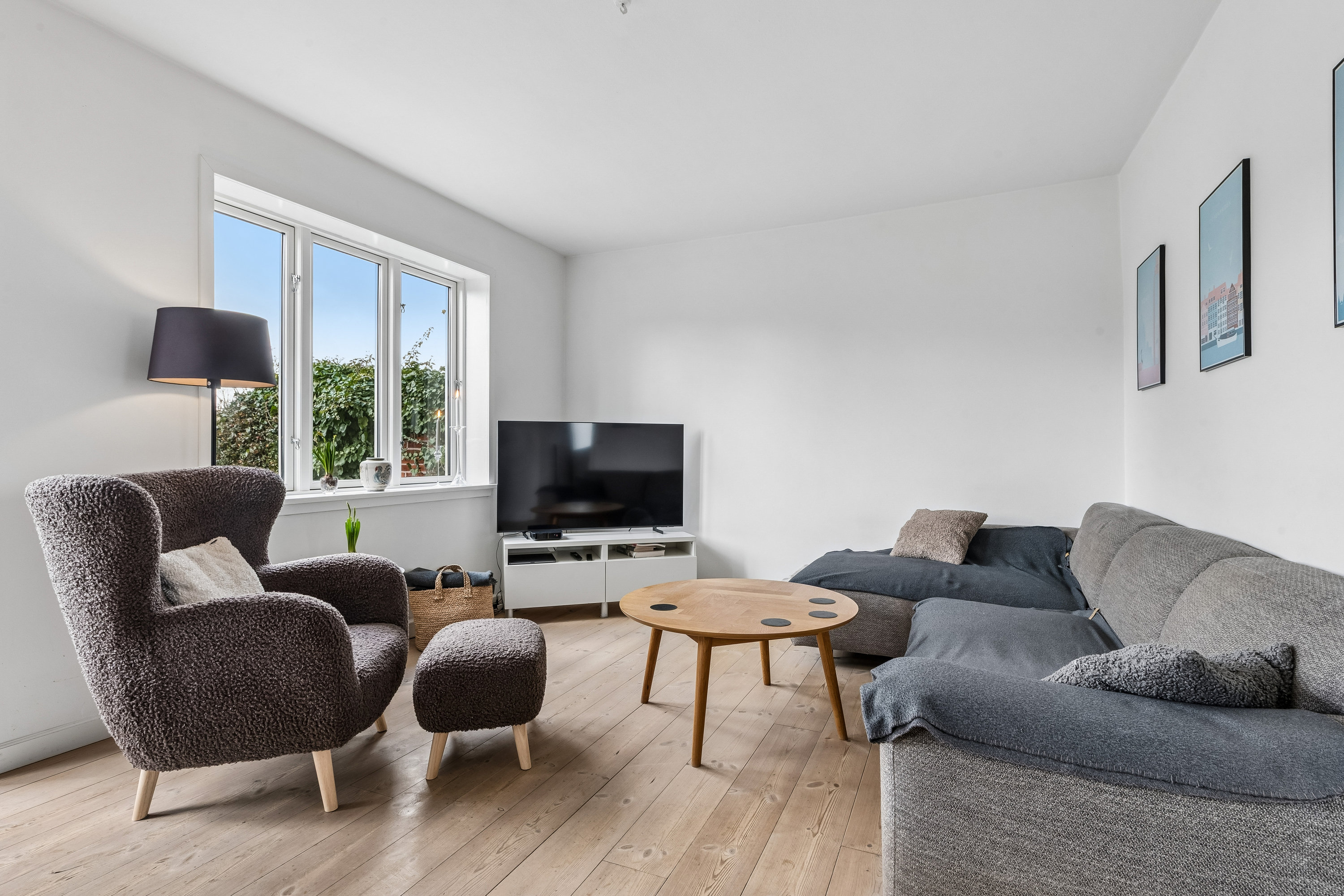 Fremhævet stue billede i fuldskærmstilstand. Billede af Sandtoften 33, 2800 Kongens Lyngby