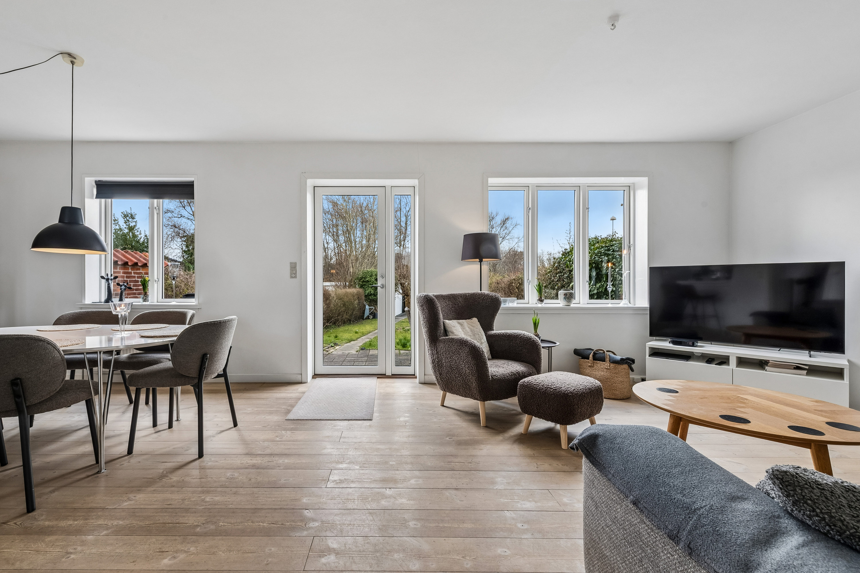 Fremhævet stue billede i fuldskærmstilstand. Billede af Sandtoften 33, 2800 Kongens Lyngby