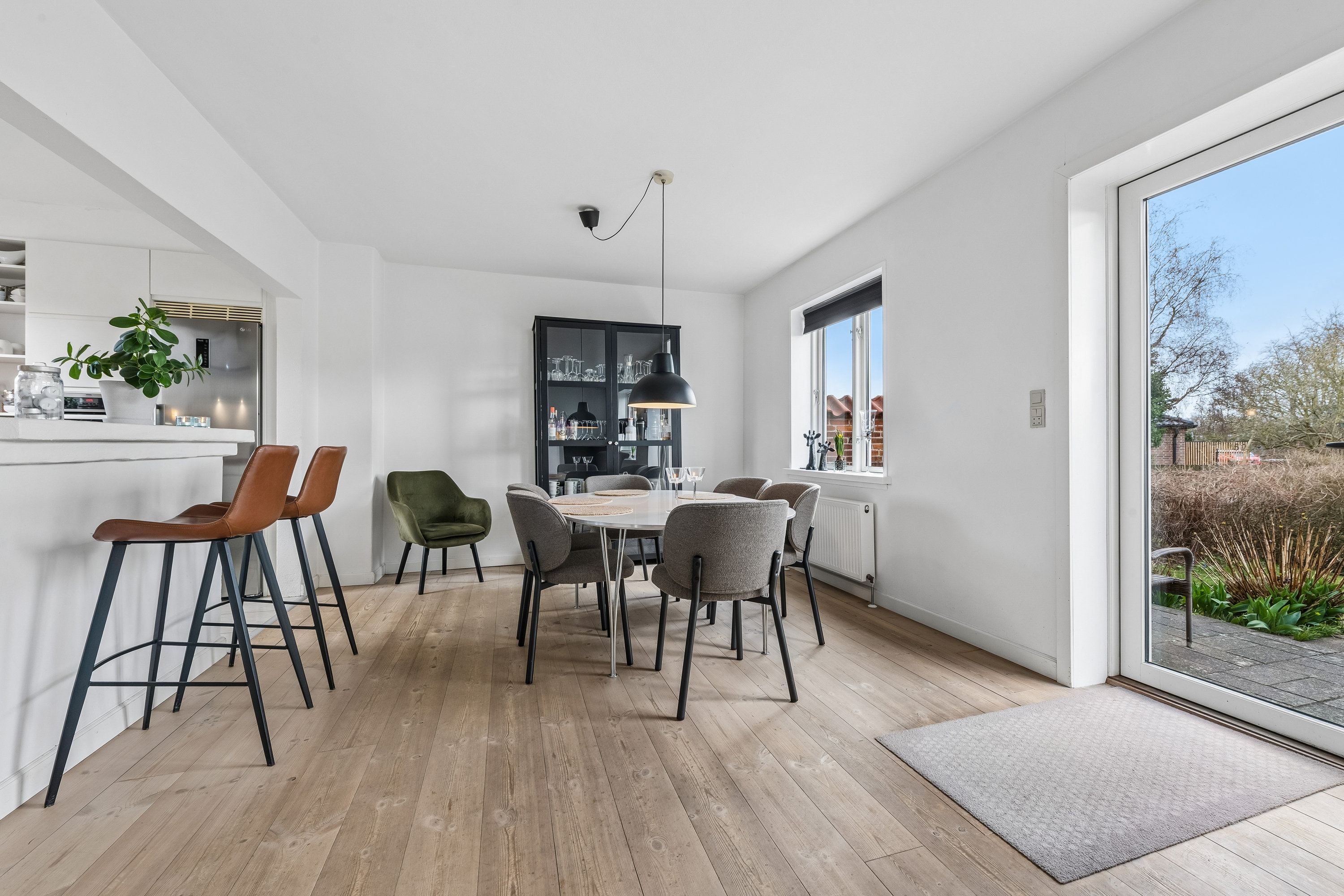 Fremhævet stue billede i fuldskærmstilstand. Billede af Sandtoften 33, 2800 Kongens Lyngby