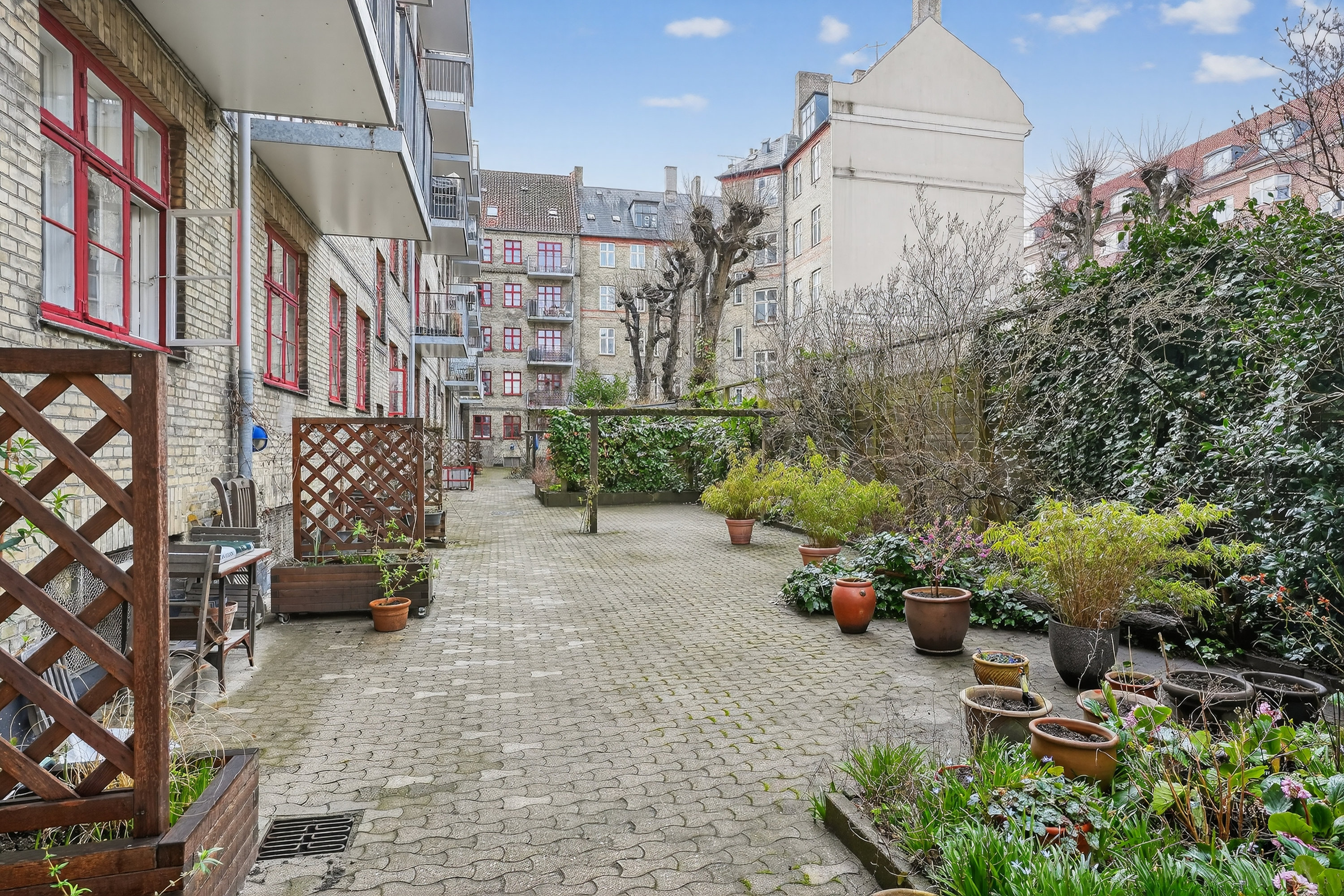 Fremhævet gårdmiljø billede i fuldskærmstilstand. Billede af Vordingborggade 27, 3. tv., 2100 København Ø