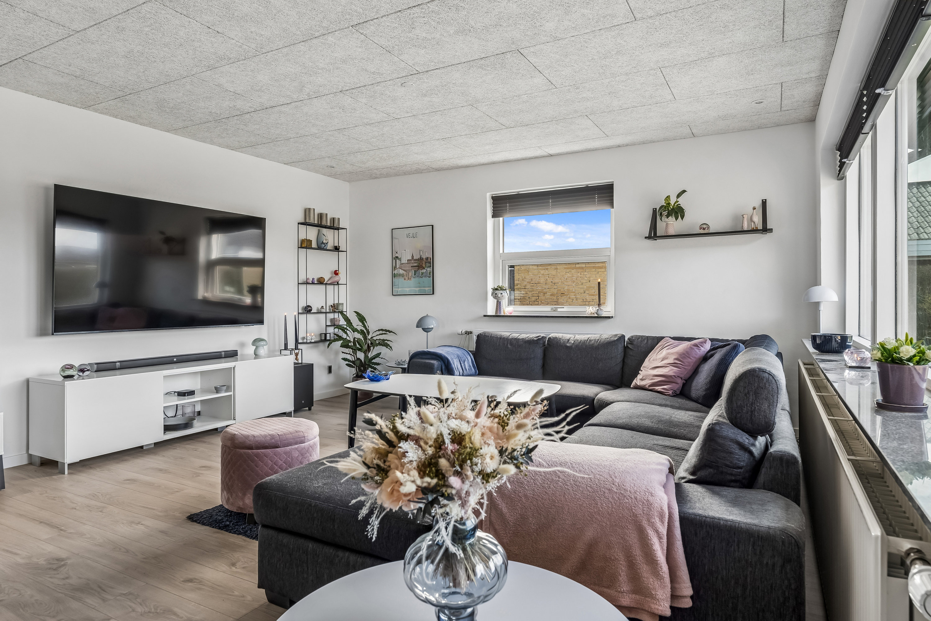 Fremhævet stue billede i fuldskærmstilstand. Billede af Ingemannsvej 1, 8723 Løsning