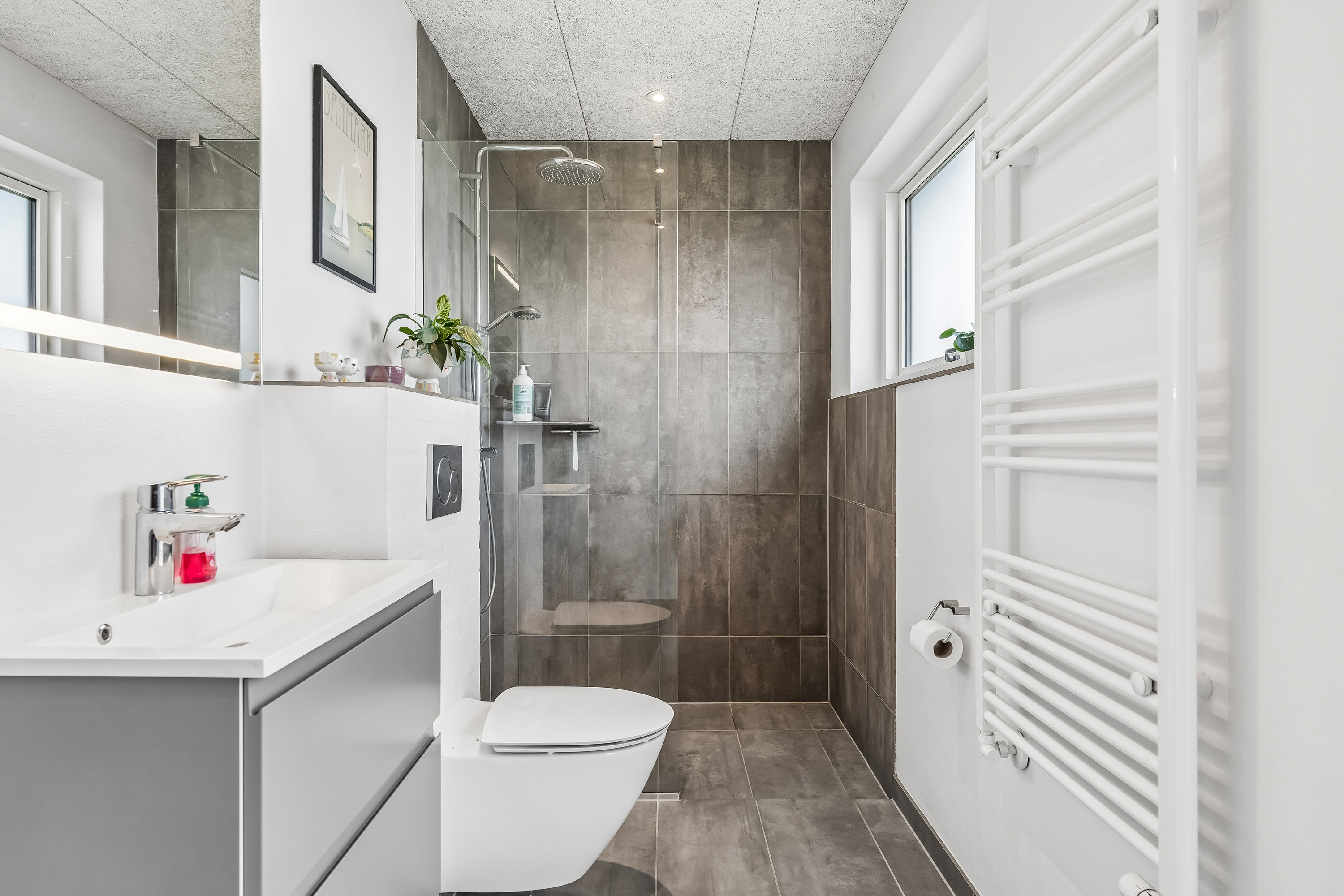 Fremhævet badeværelse billede i fuldskærmstilstand. Billede af Ingemannsvej 1, 8723 Løsning