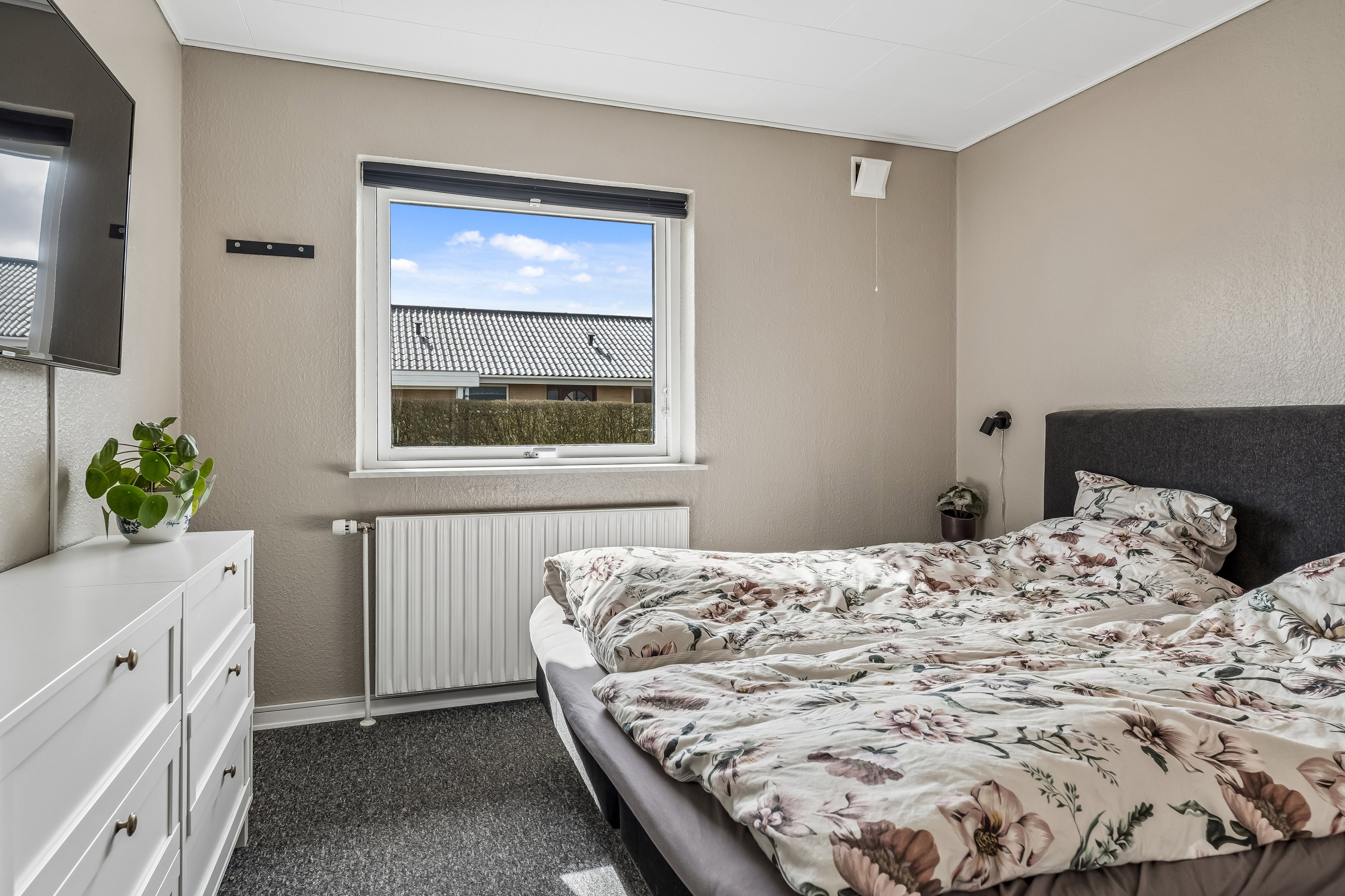 Fremhævet soveværelse billede i fuldskærmstilstand. Billede af Ingemannsvej 1, 8723 Løsning