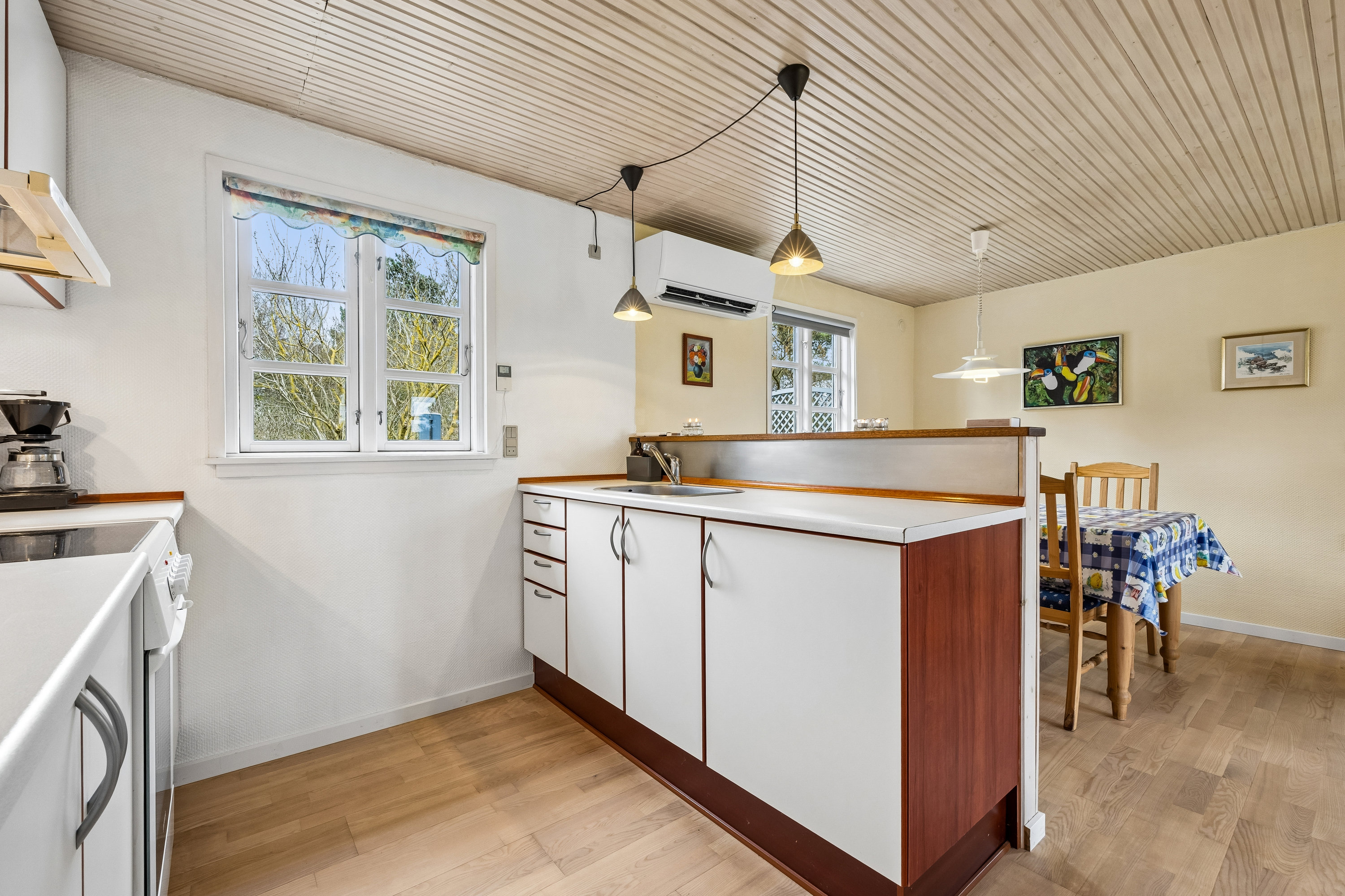 Fremhævet køkken billede i fuldskærmstilstand. Billede af Lærkevej 8, Reersø Str, 4281 Gørlev