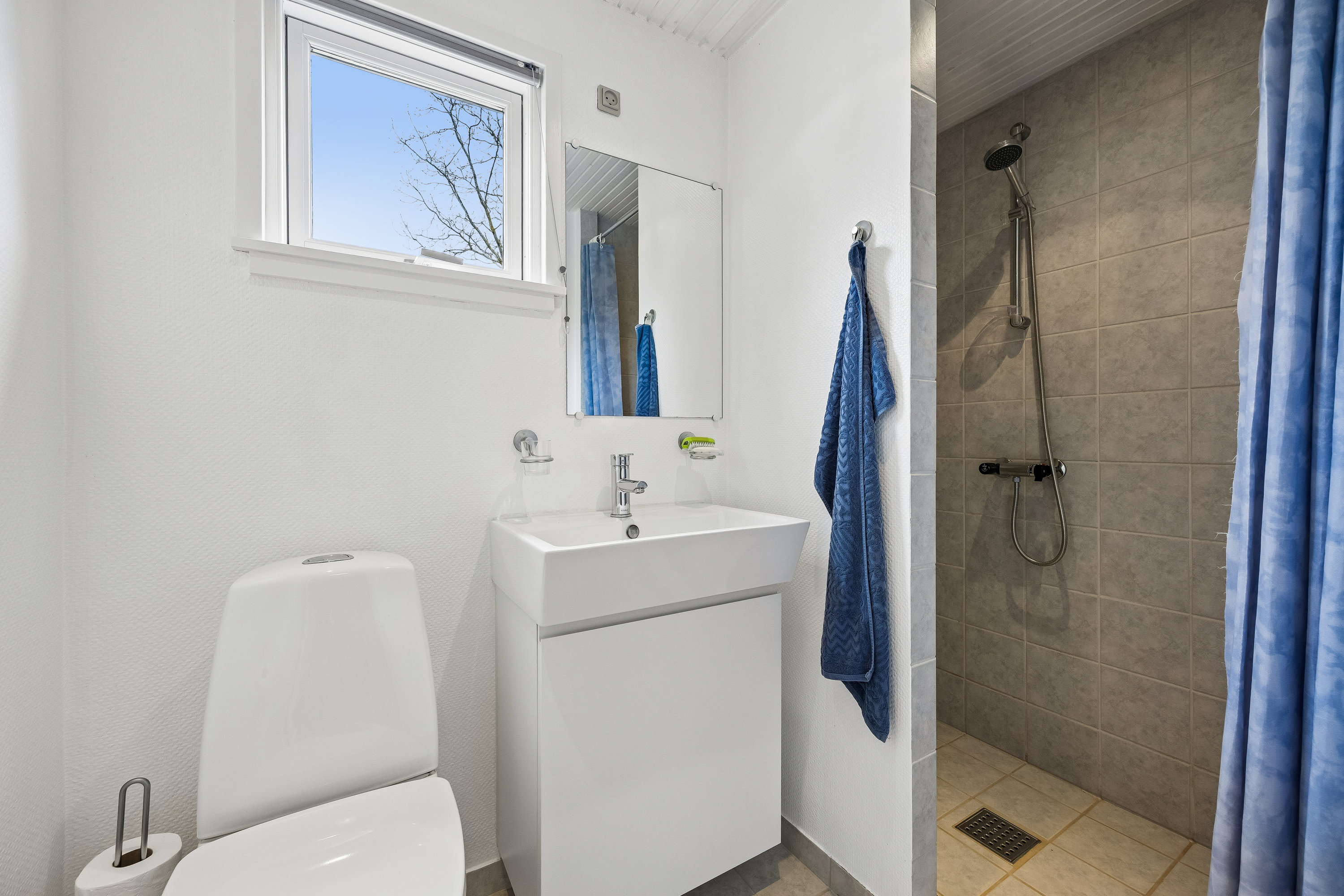 Fremhævet badeværelse billede i fuldskærmstilstand. Billede af Lærkevej 8, Reersø Str, 4281 Gørlev