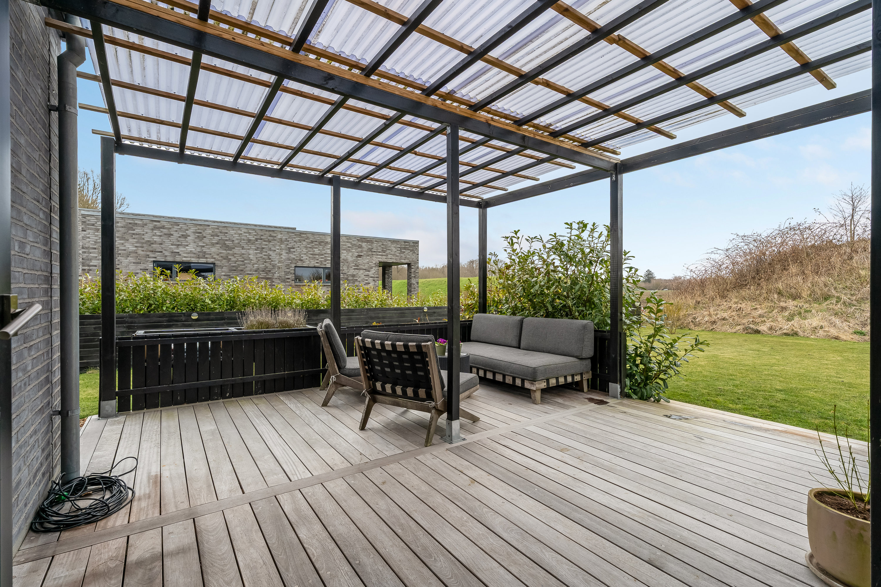 Fremhævet overdækket terrasse billede i fuldskærmstilstand. Billede af Anemonevænget 17, Nordbyen, 4800 Nykøbing F