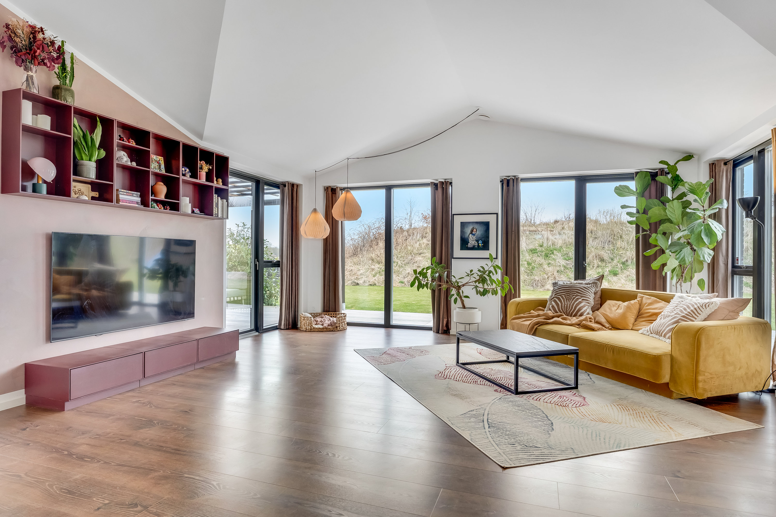 Fremhævet stue billede i fuldskærmstilstand. Billede af Anemonevænget 17, Nordbyen, 4800 Nykøbing F