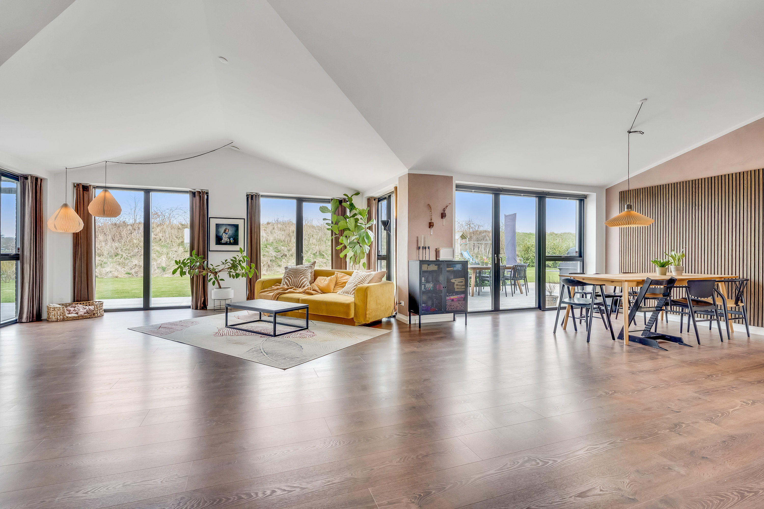 Fremhævet stue billede i fuldskærmstilstand. Billede af Anemonevænget 17, Nordbyen, 4800 Nykøbing F