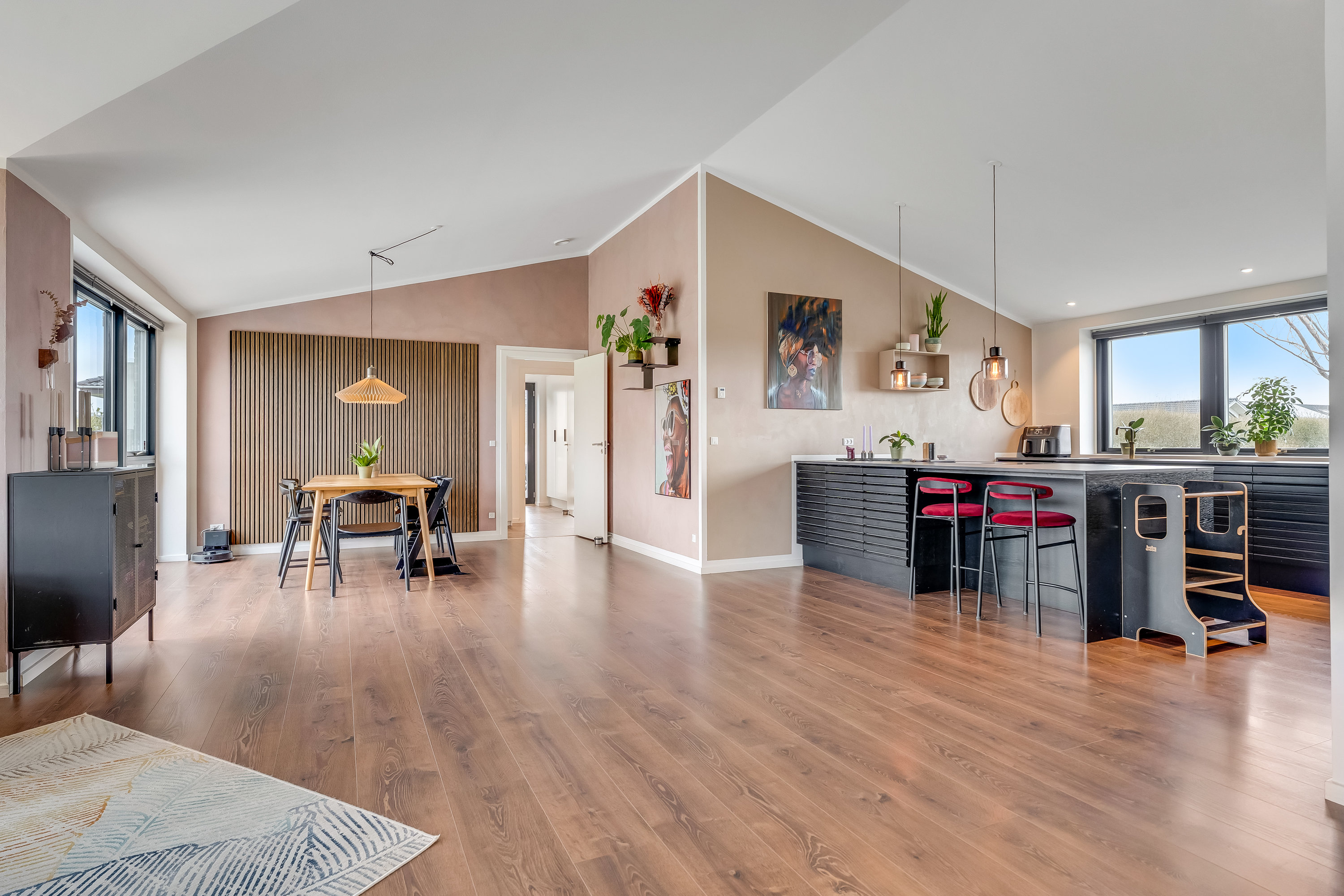 Fremhævet stue billede i fuldskærmstilstand. Billede af Anemonevænget 17, Nordbyen, 4800 Nykøbing F