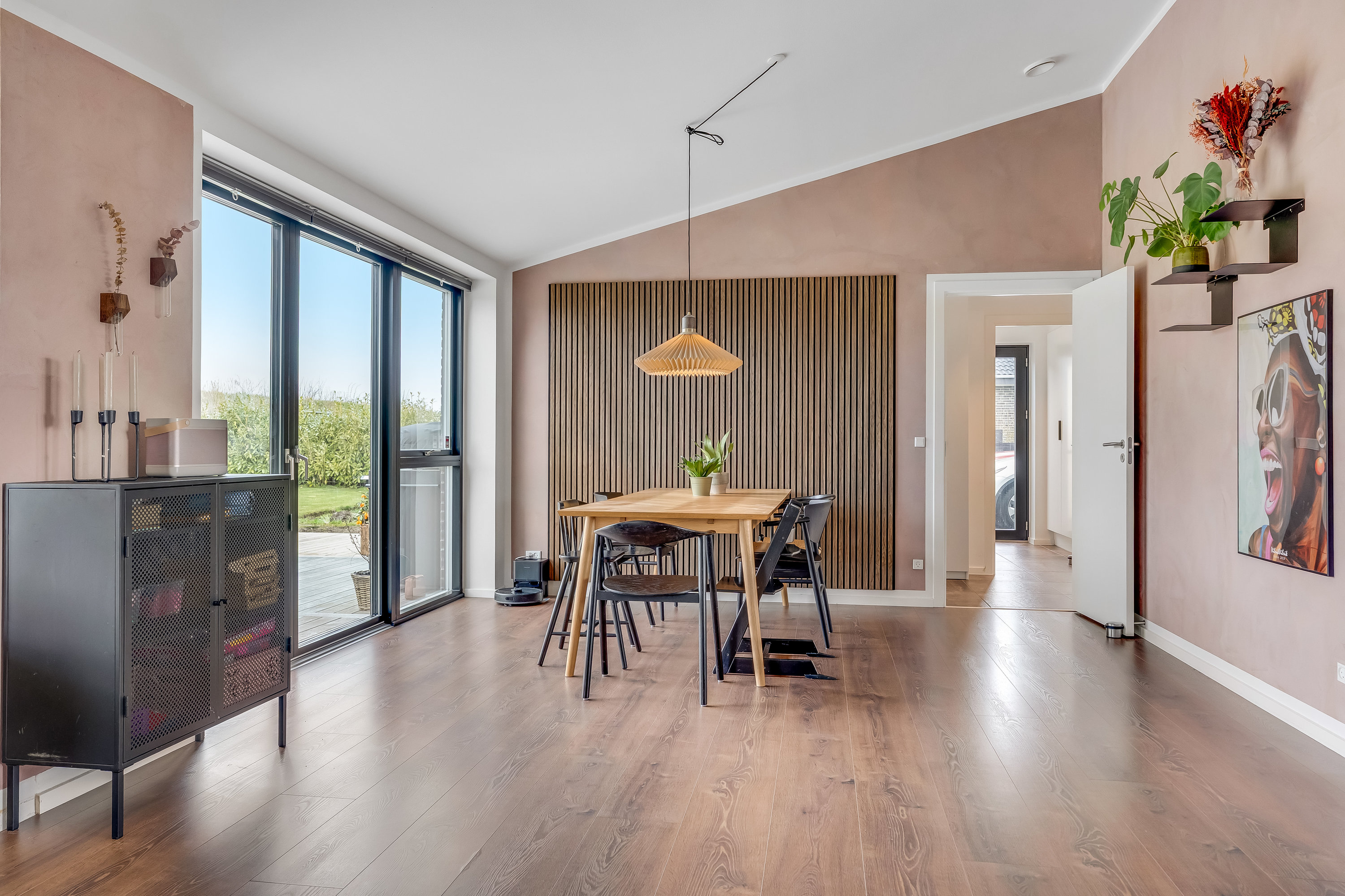 Fremhævet stue billede i fuldskærmstilstand. Billede af Anemonevænget 17, Nordbyen, 4800 Nykøbing F