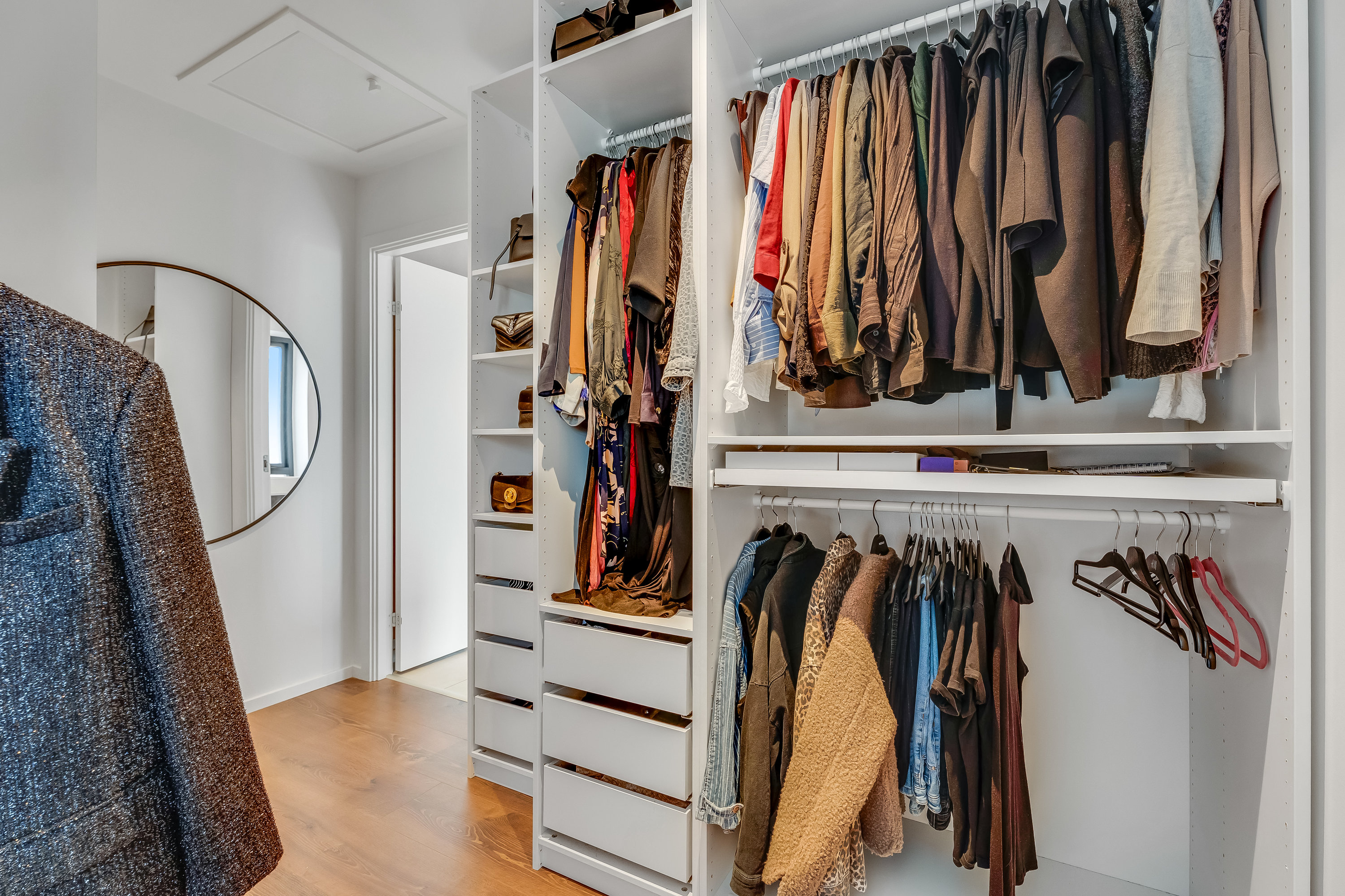 Fremhævet walkin closet billede i fuldskærmstilstand. Billede af Anemonevænget 17, Nordbyen, 4800 Nykøbing F