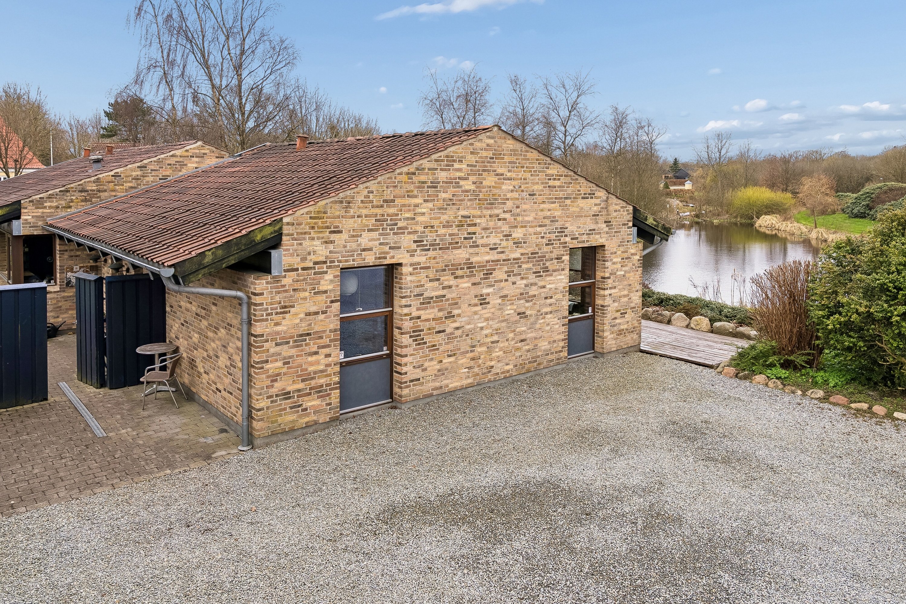 Fremhævet set fra vejen billede i fuldskærmstilstand. Billede af Syrenhaven 20, 6040 Egtved