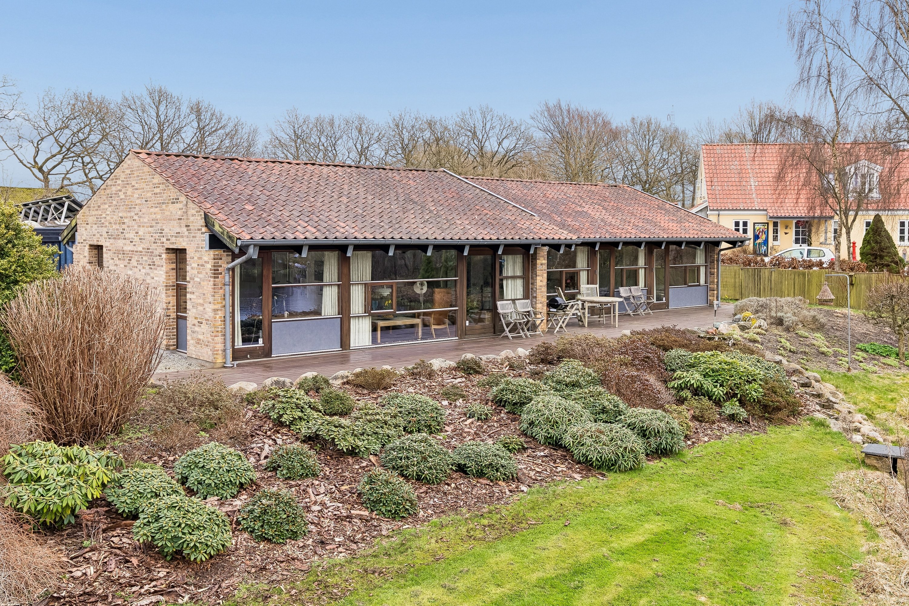 Fremhævet set fra haven billede i fuldskærmstilstand. Billede af Syrenhaven 20, 6040 Egtved