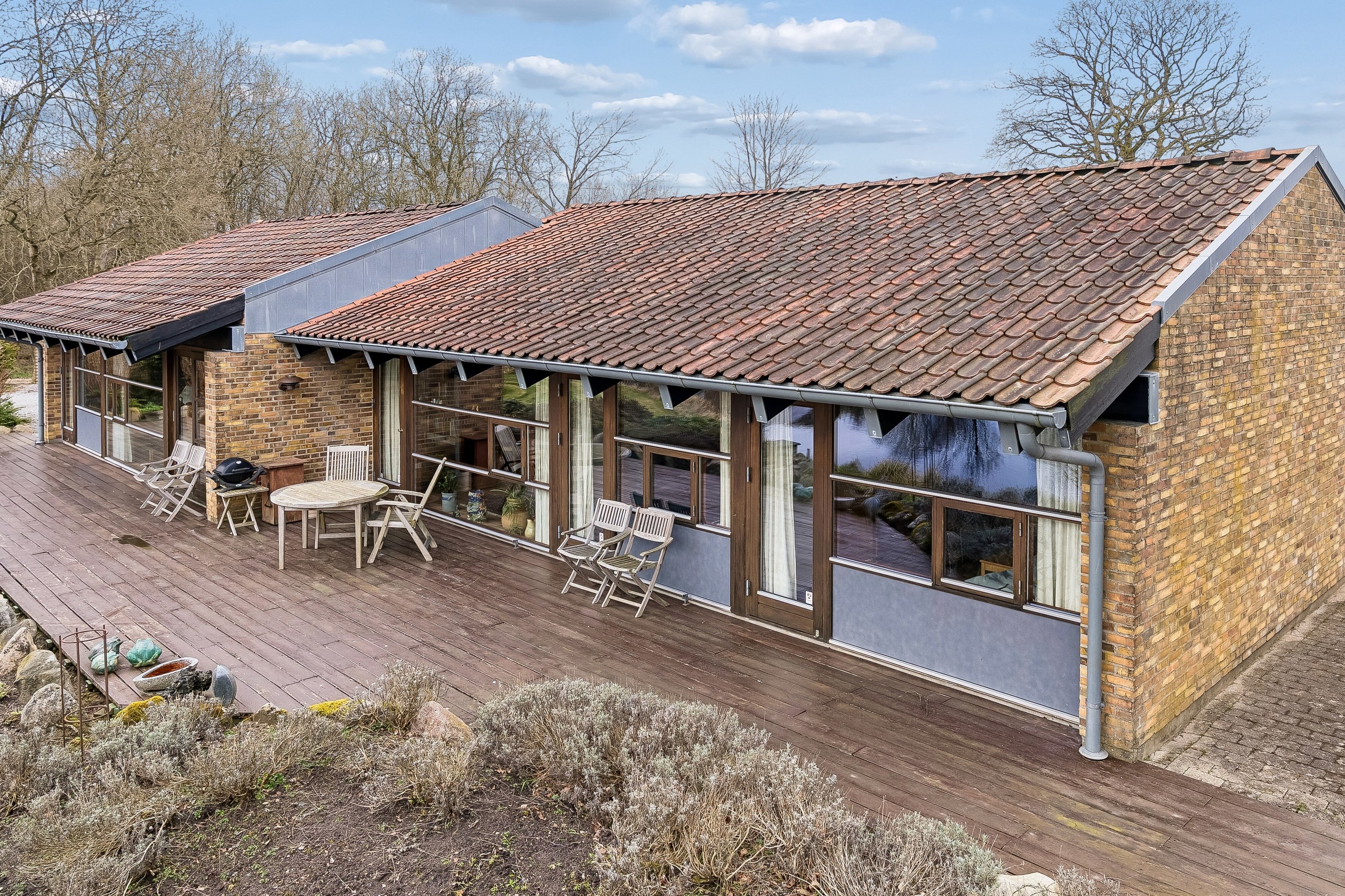 Fremhævet set fra haven billede i fuldskærmstilstand. Billede af Syrenhaven 20, 6040 Egtved