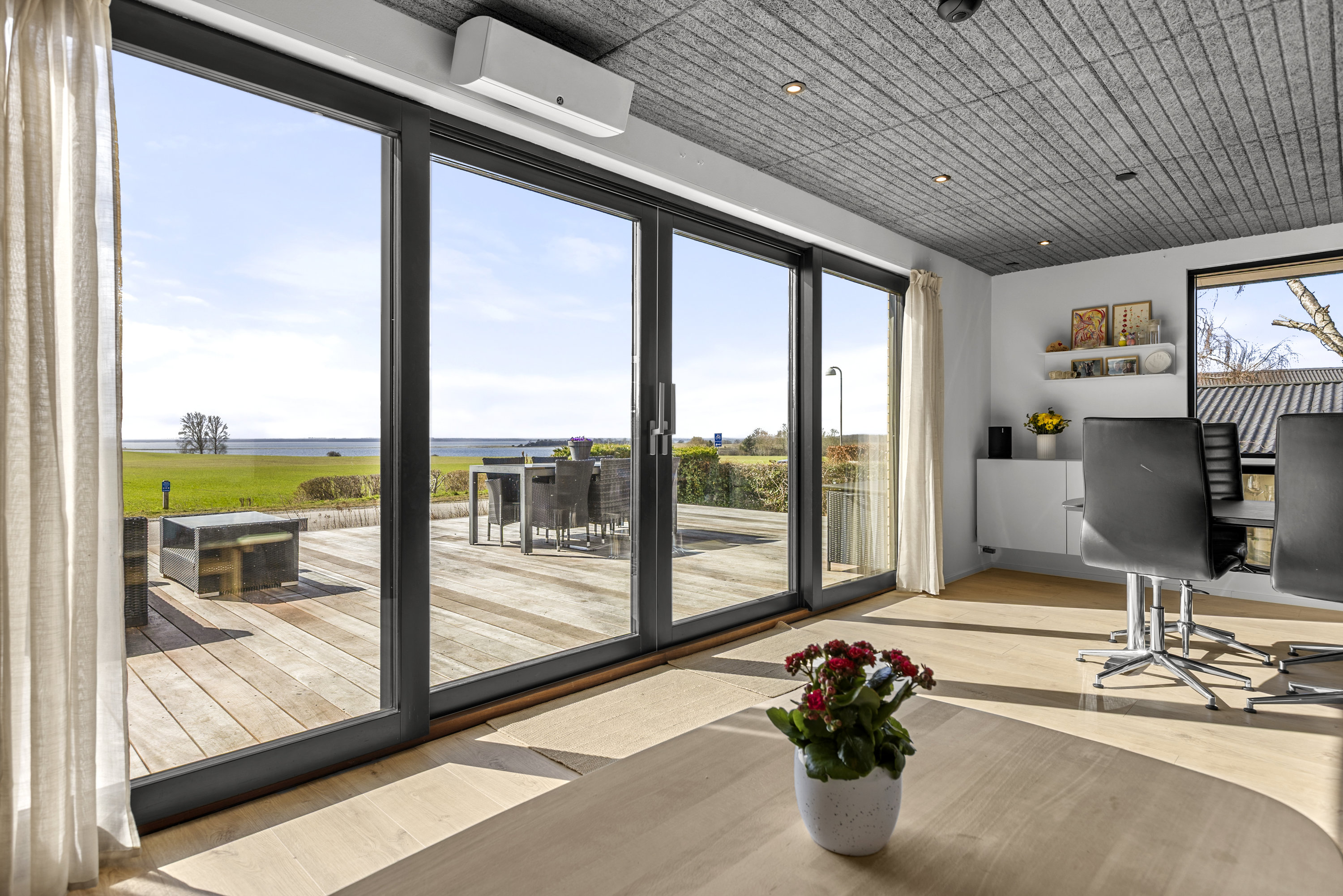 Fremhævet stue billede i fuldskærmstilstand. Billede af Snekkevej 47, 4040 Jyllinge