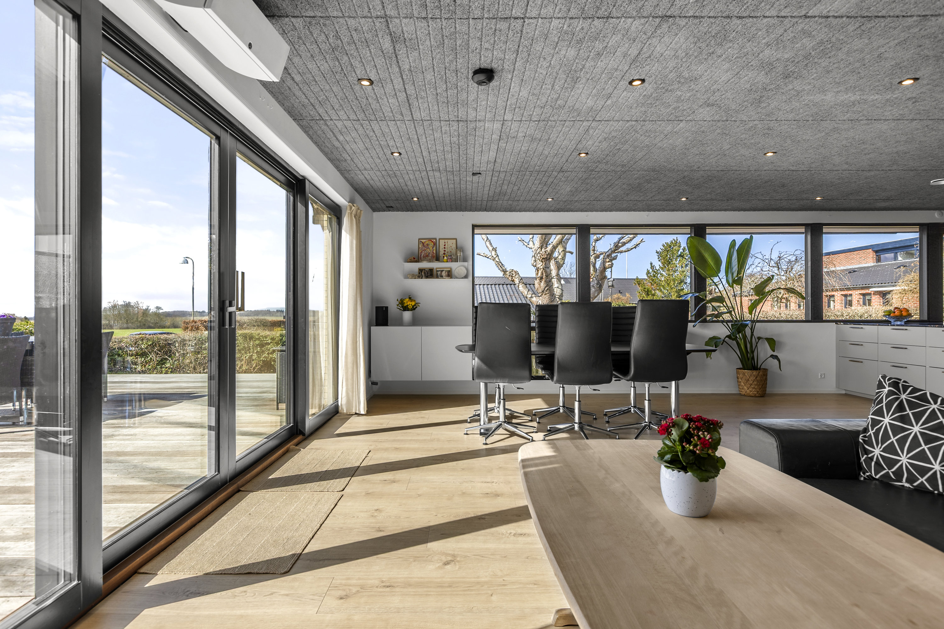 Fremhævet stue billede i fuldskærmstilstand. Billede af Snekkevej 47, 4040 Jyllinge