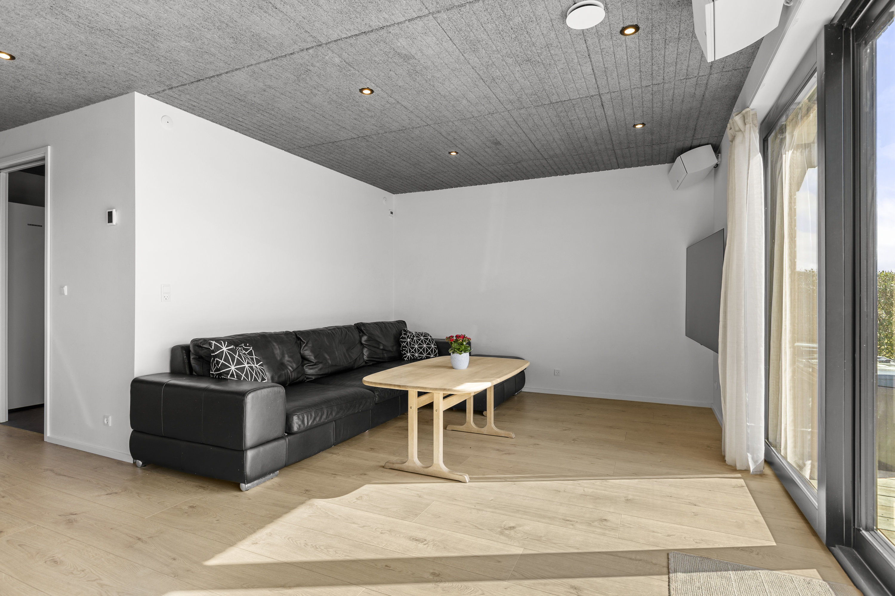 Fremhævet stue billede i fuldskærmstilstand. Billede af Snekkevej 47, 4040 Jyllinge