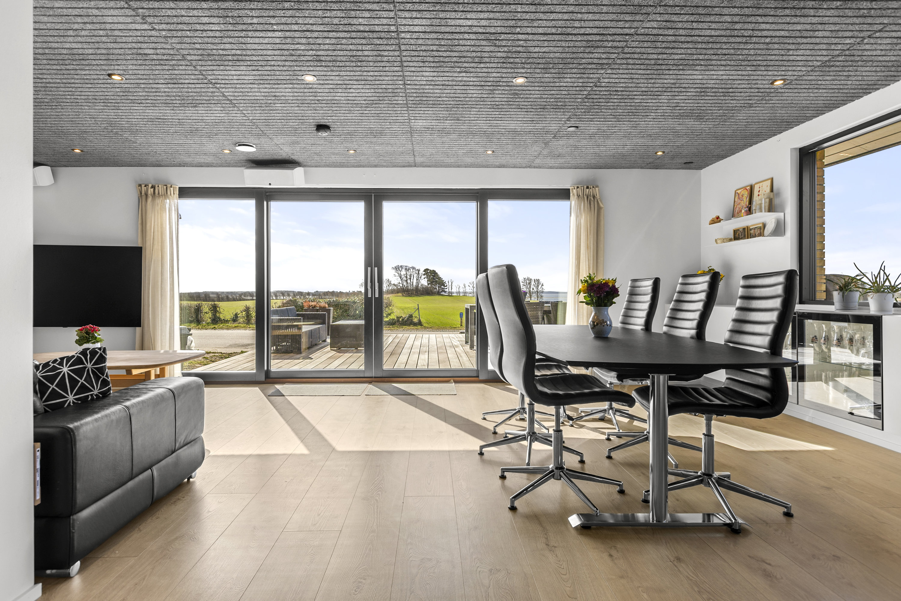 Fremhævet stue billede i fuldskærmstilstand. Billede af Snekkevej 47, 4040 Jyllinge