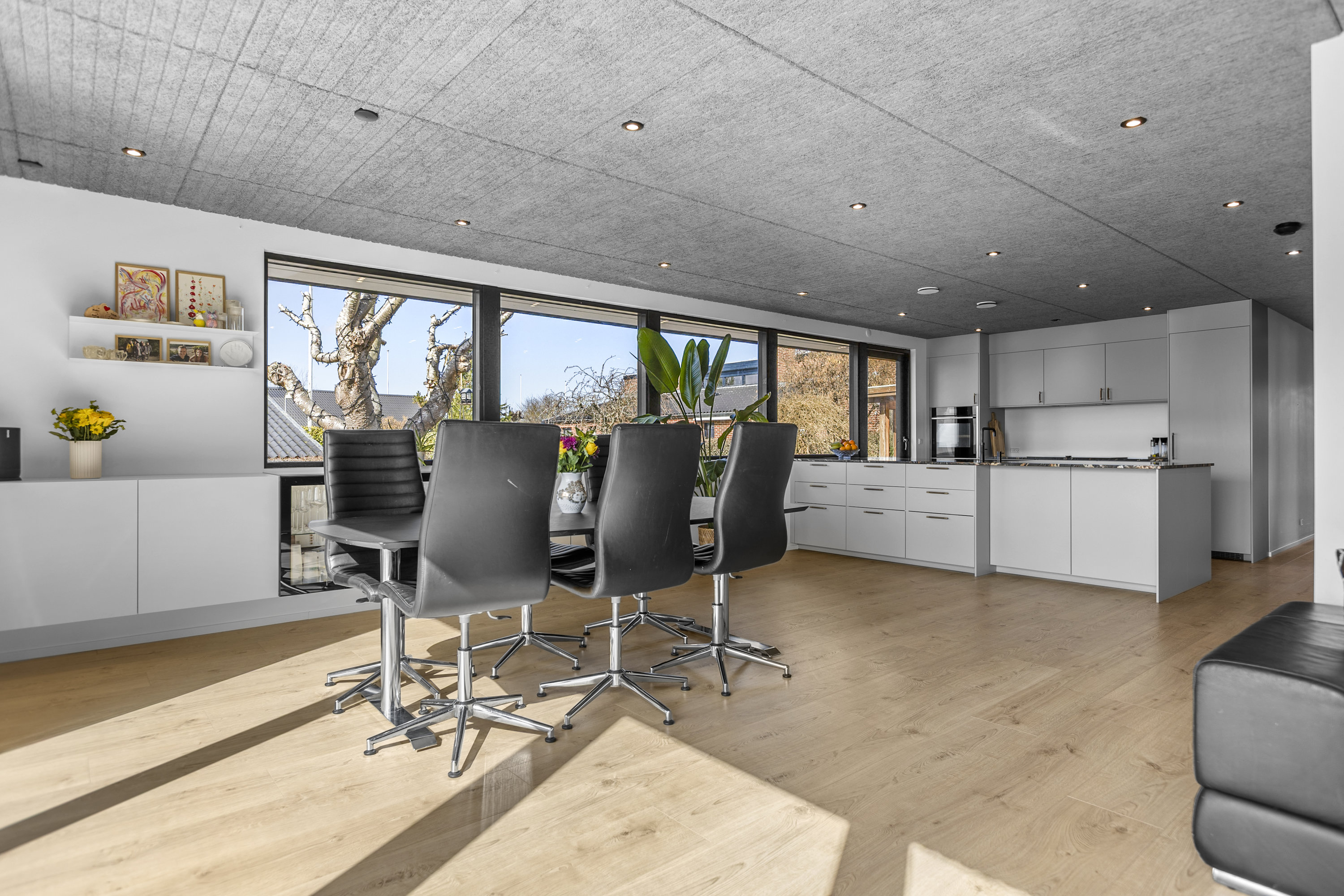 Fremhævet stue billede i fuldskærmstilstand. Billede af Snekkevej 47, 4040 Jyllinge