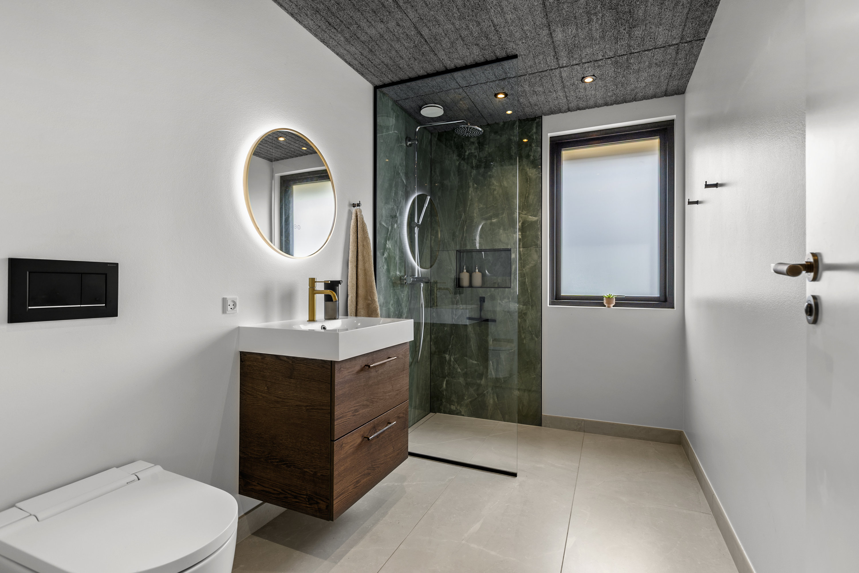 Fremhævet badeværelse billede i fuldskærmstilstand. Billede af Snekkevej 47, 4040 Jyllinge