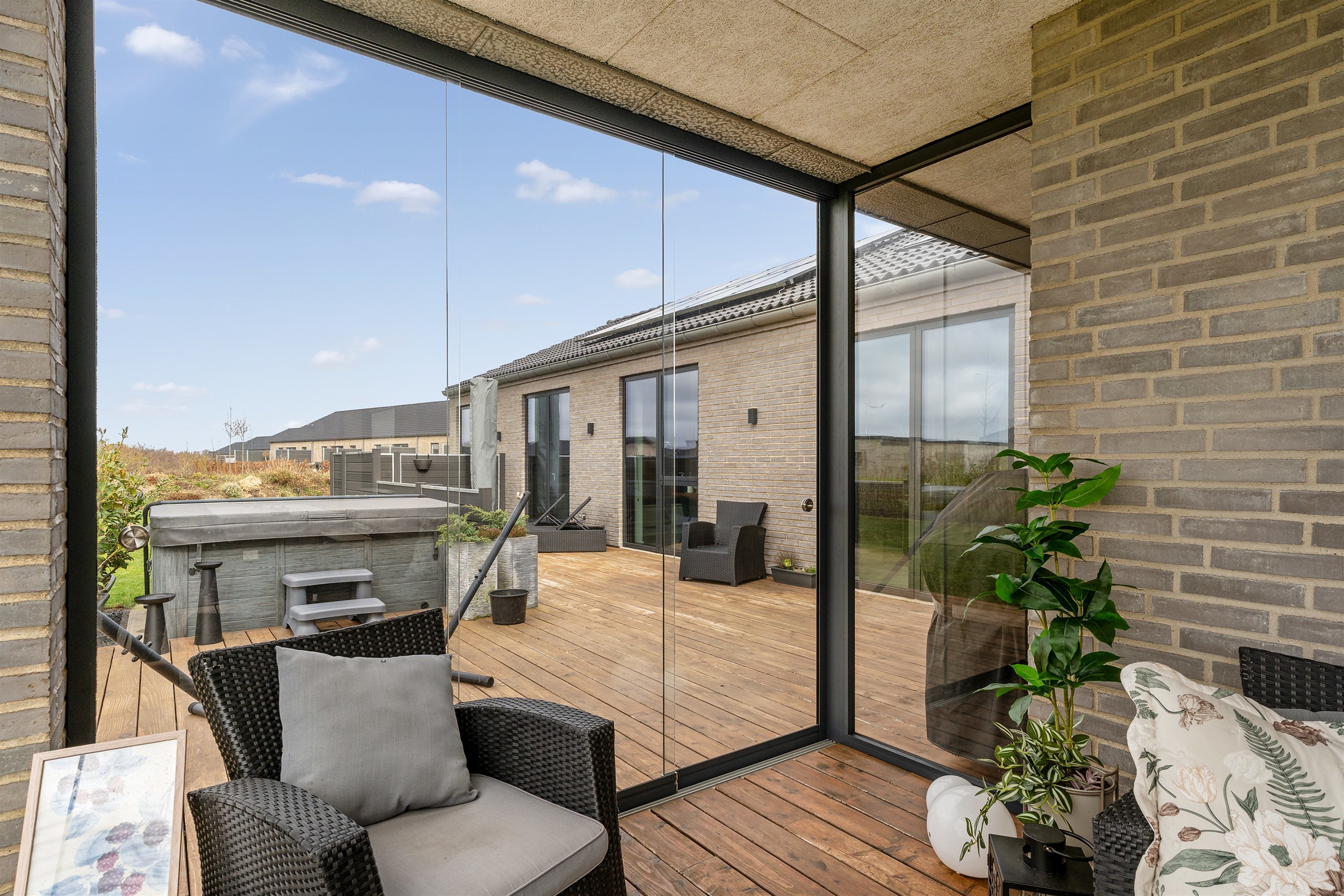 Fremhævet overdækket terrasse billede i fuldskærmstilstand. Billede af Sommerfuglen 3, 7190 Billund